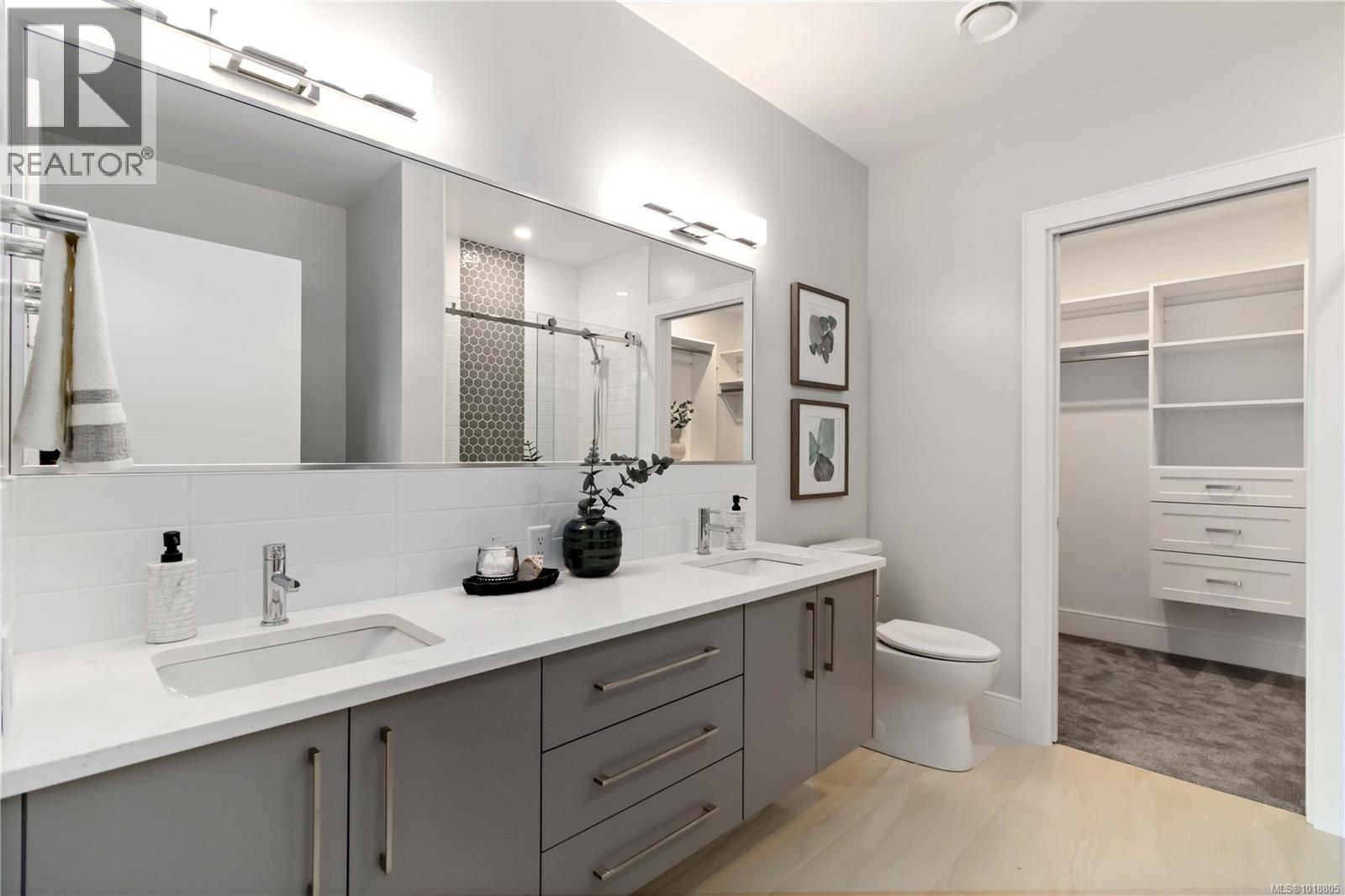 306 986 Doumac Avenue, Saanich