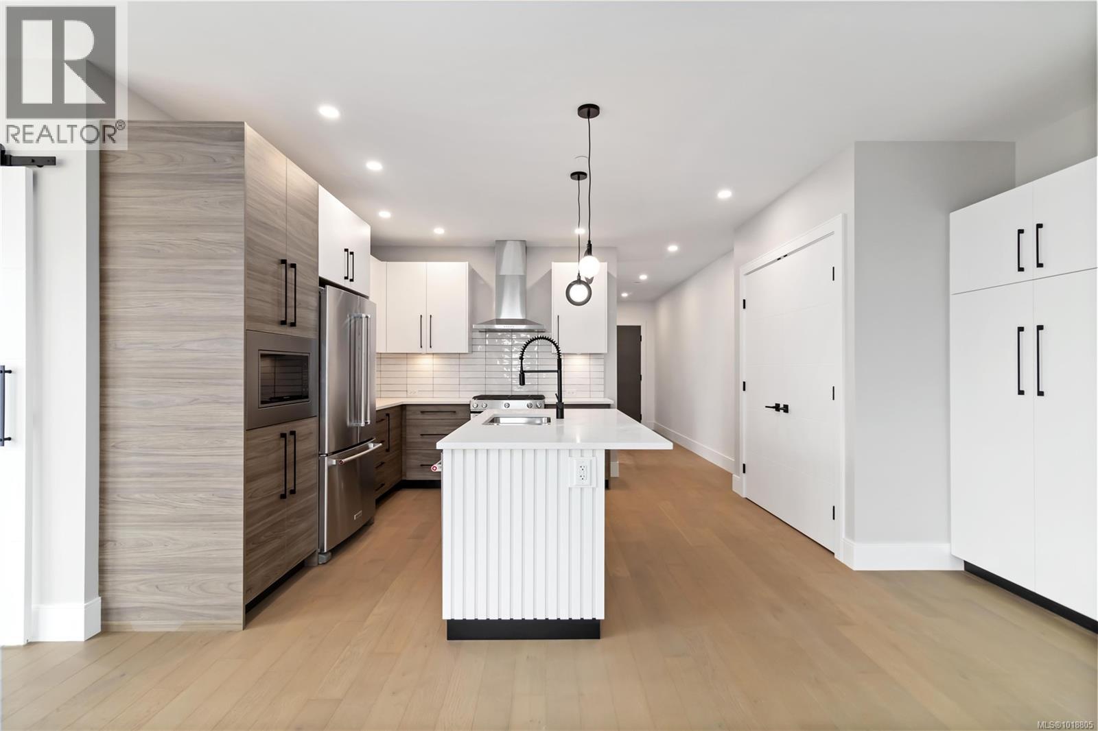 306 986 Doumac Avenue, Saanich