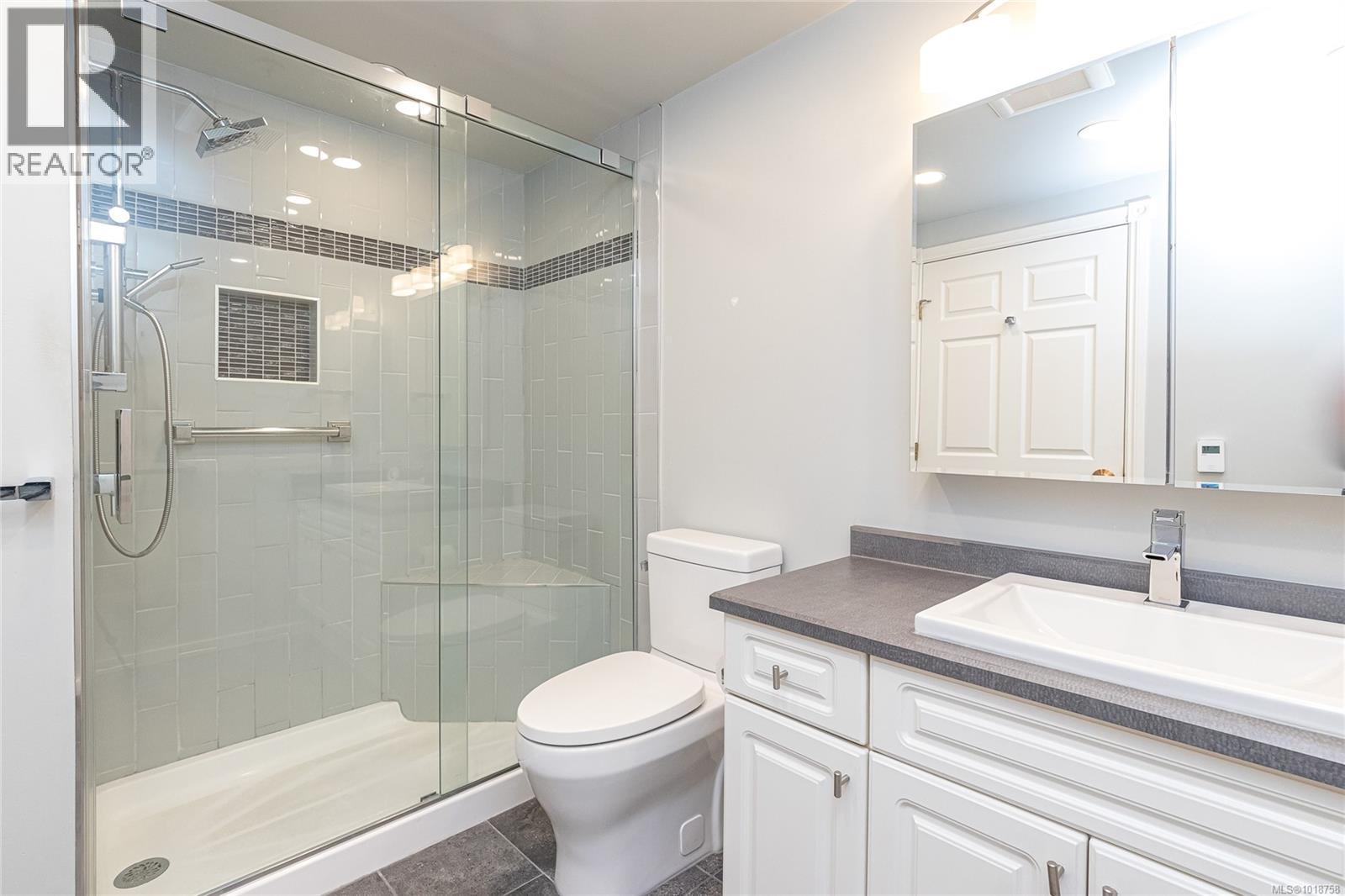 105 1521 Church Avenue, Saanich