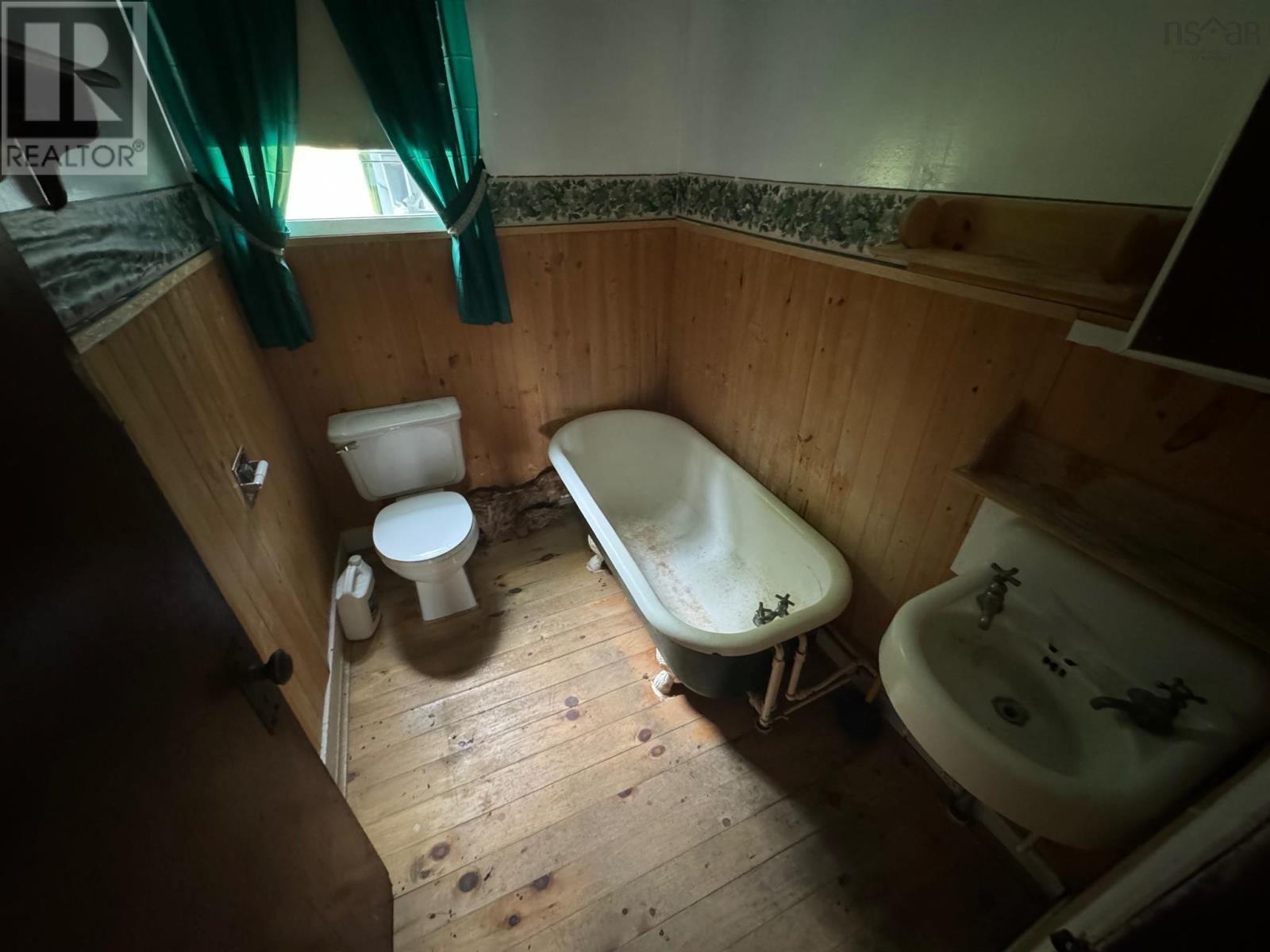 Property 21 of 22 of 12272 Highway 105