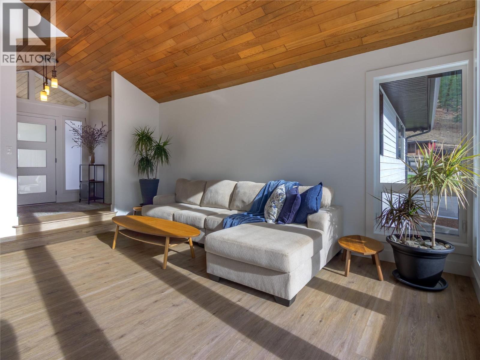 21815 Garnet Valley Road, Summerland