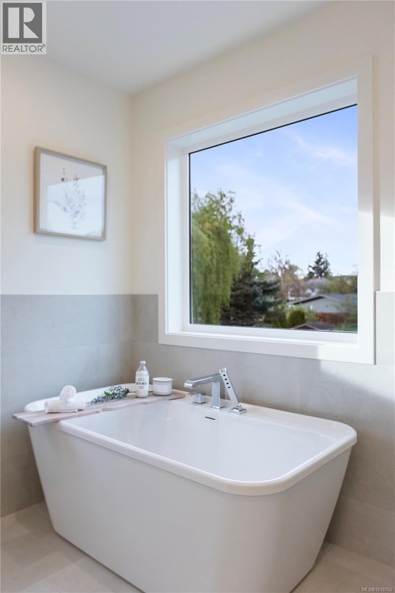  220 Kamloops Avenue, Saanich