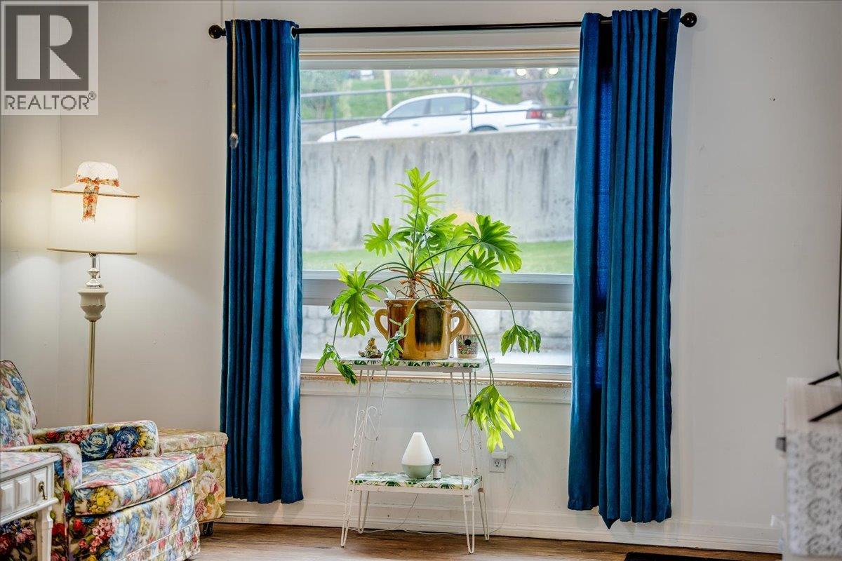 927 Nelson Avenue, Trail