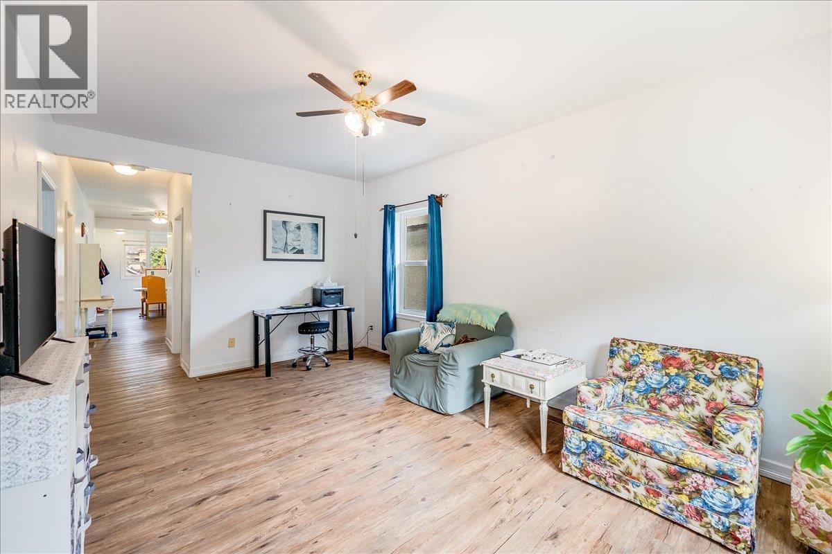 927 Nelson Avenue, Trail