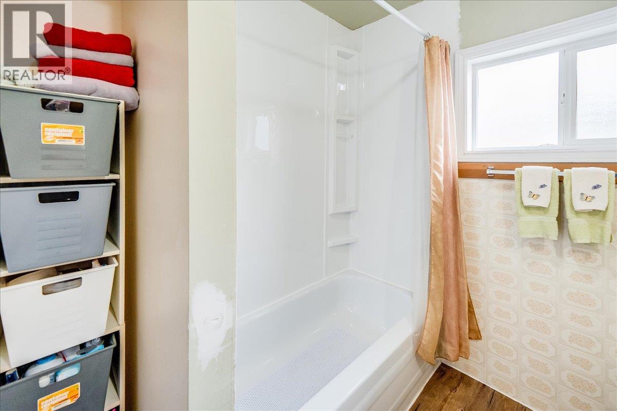 927 Nelson Avenue, Trail