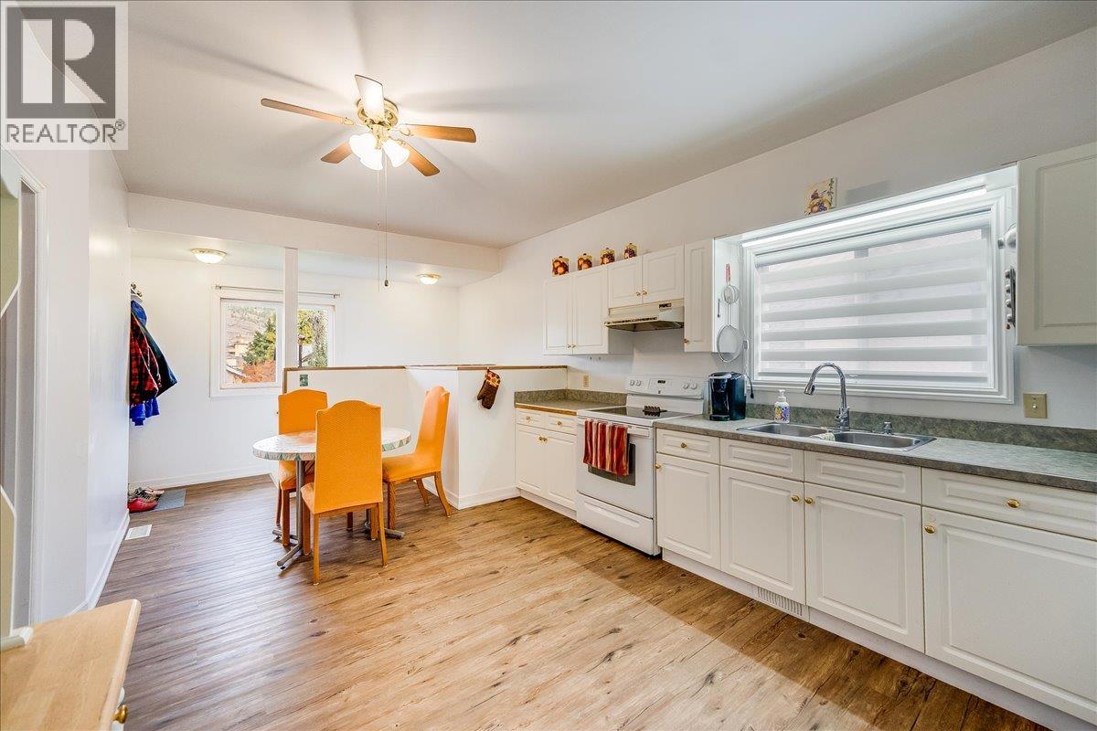 927 Nelson Avenue, Trail