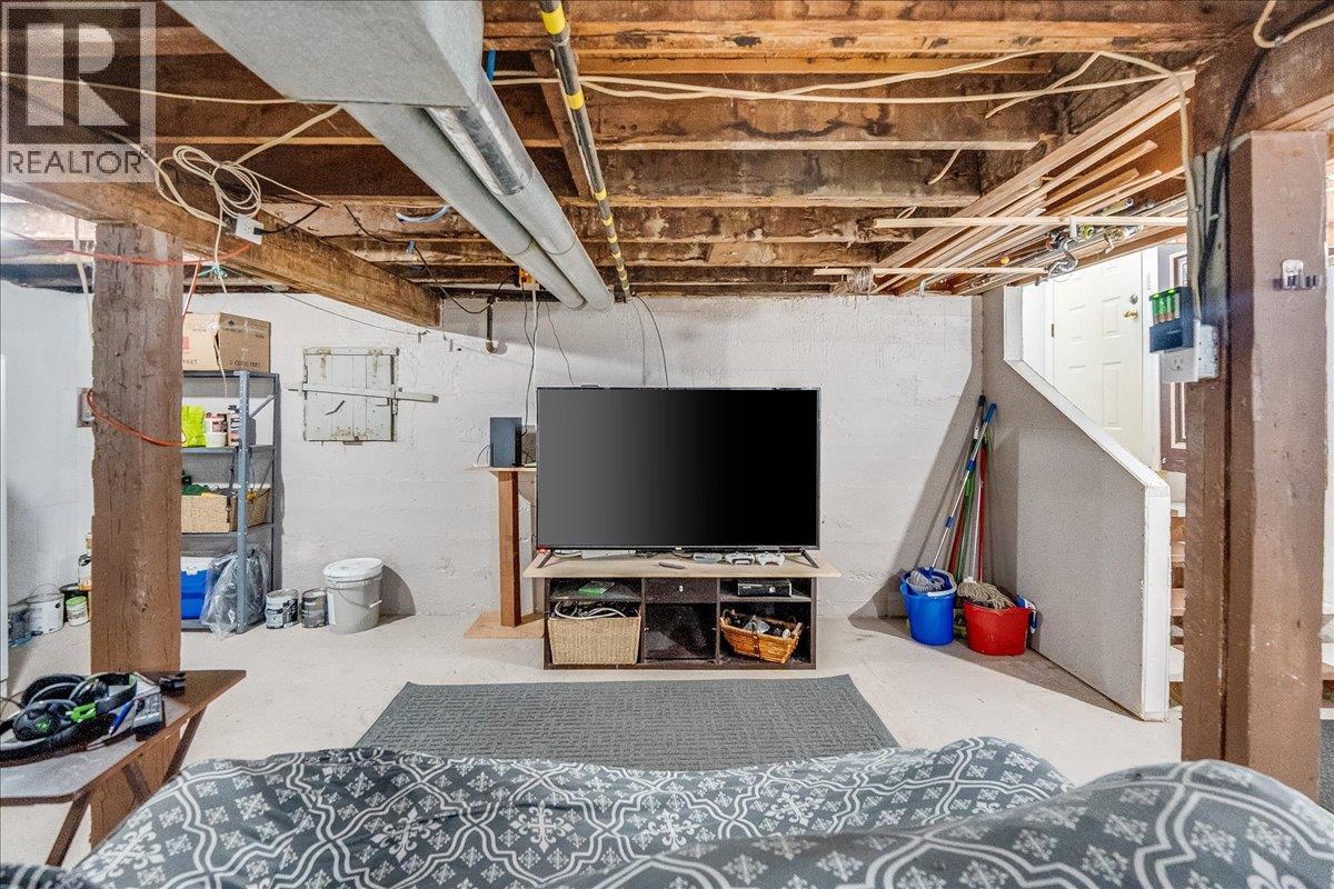 927 Nelson Avenue, Trail