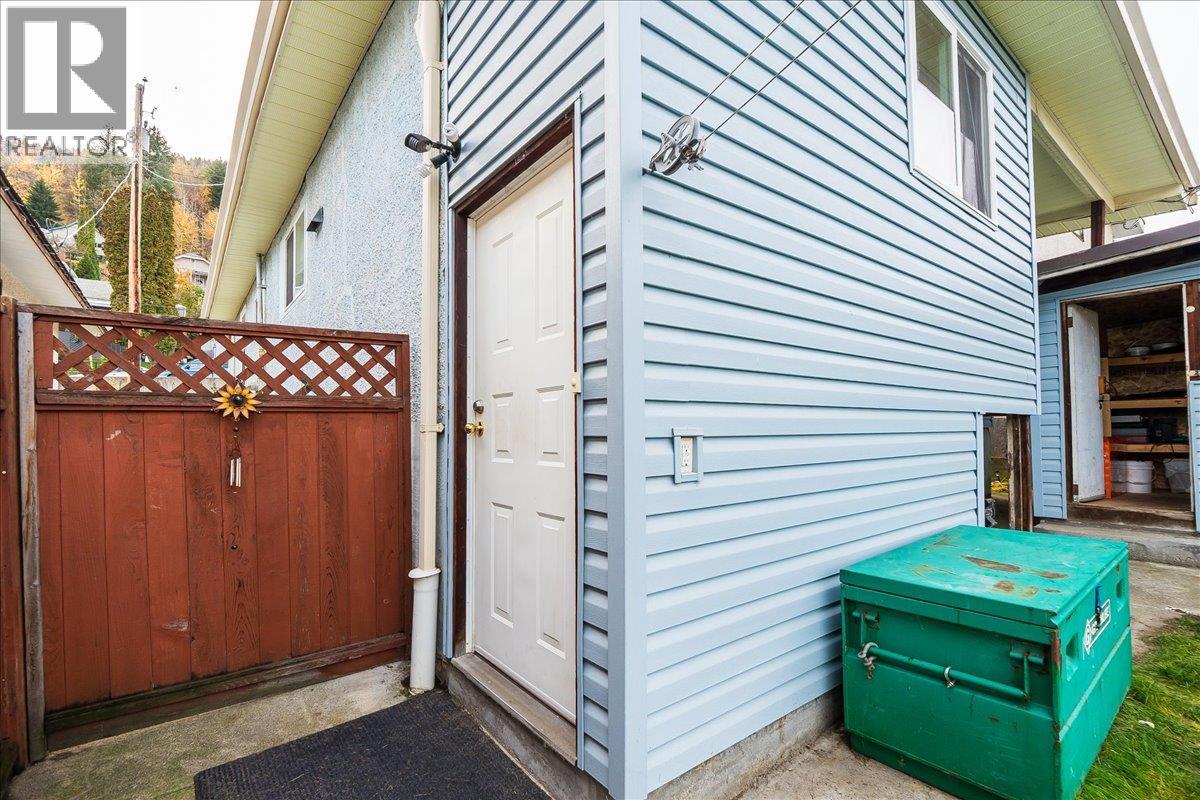 927 Nelson Avenue, Trail