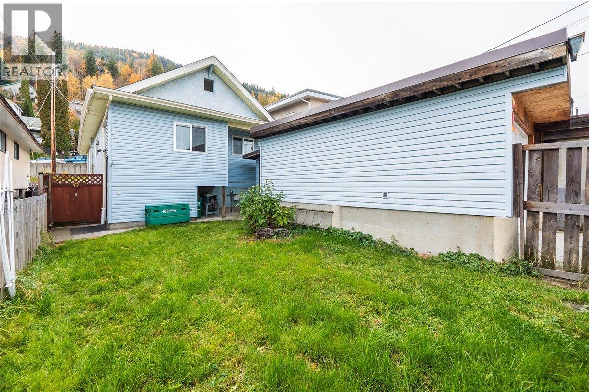 927 Nelson Avenue, Trail