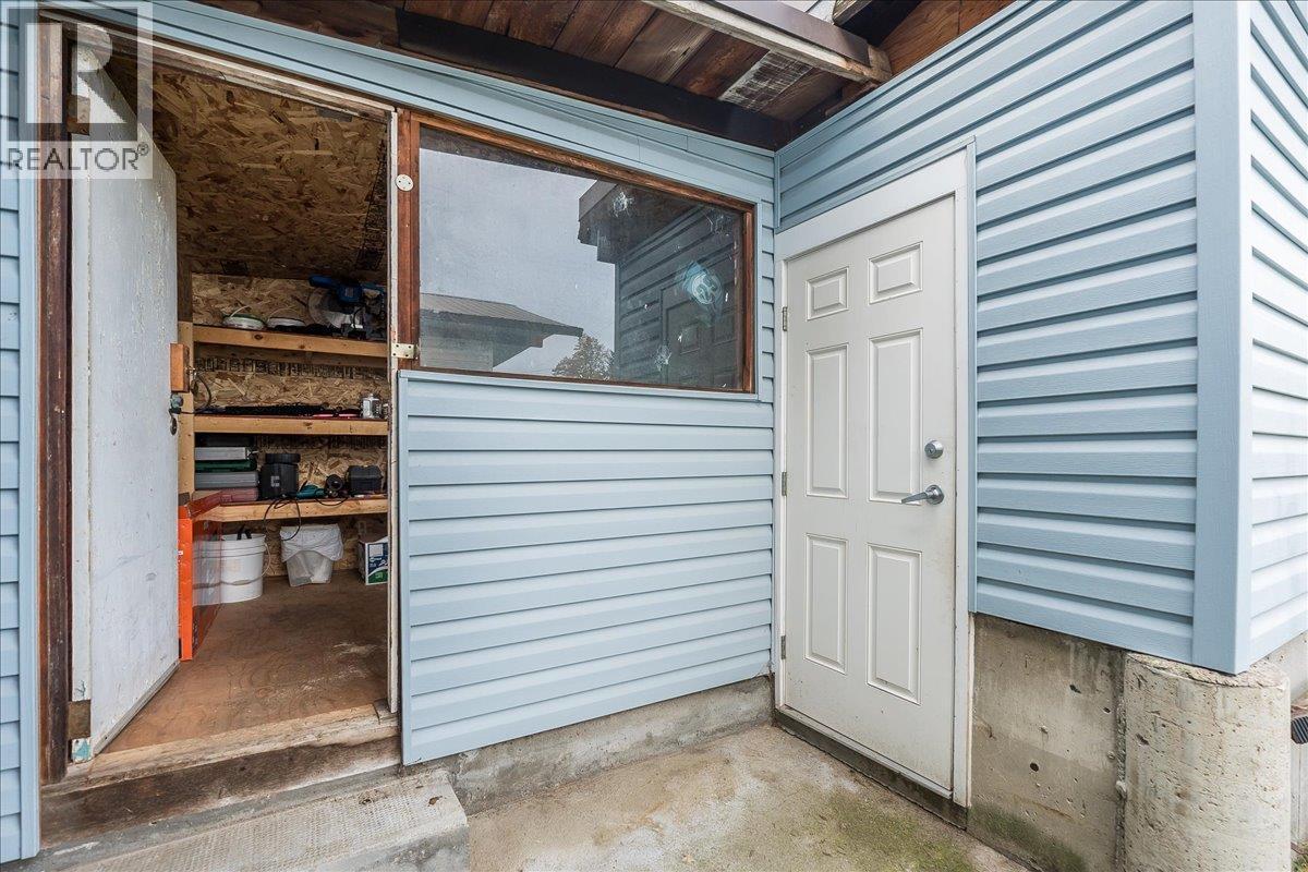 927 Nelson Avenue, Trail