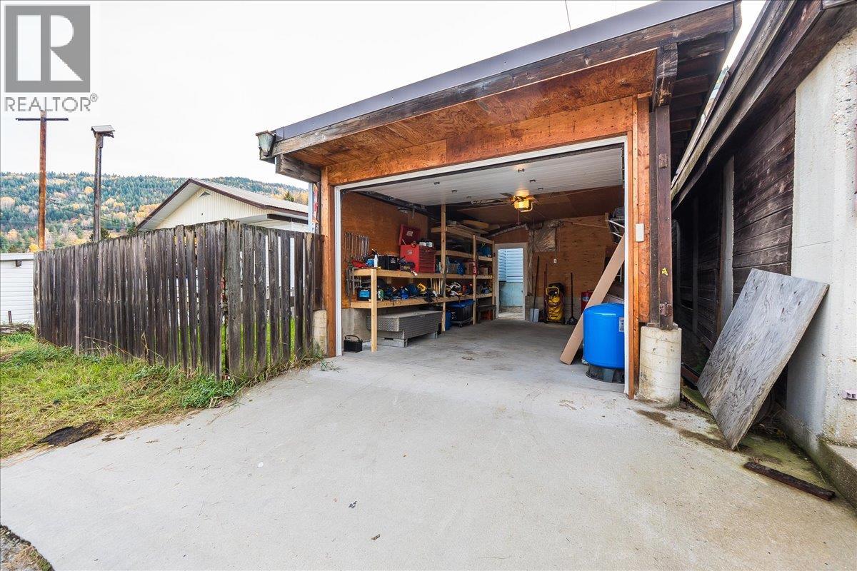 927 Nelson Avenue, Trail