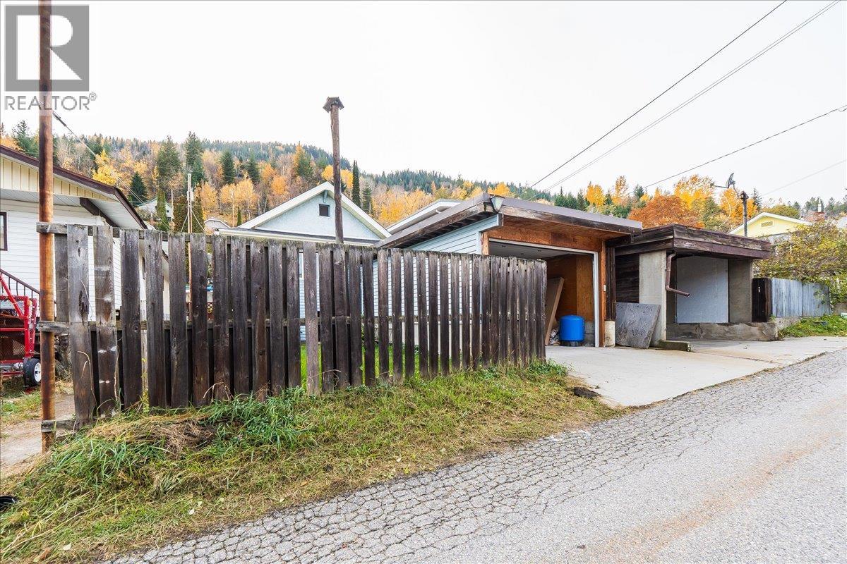 927 Nelson Avenue, Trail