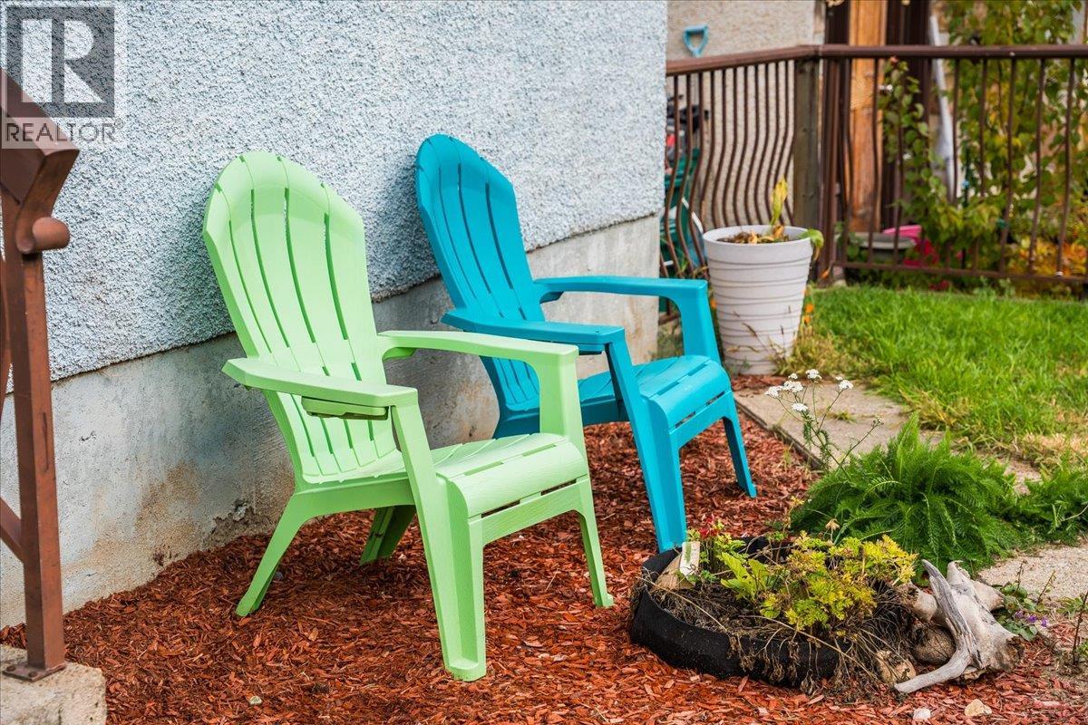 927 Nelson Avenue, Trail