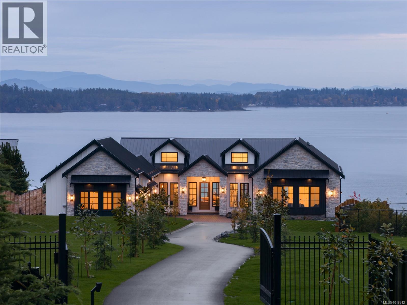  3080 Beachfront Crescent, Mill Bay