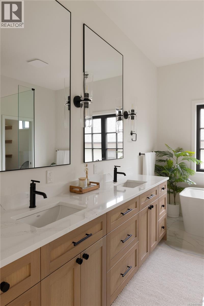  3080 Beachfront Crescent, Mill Bay