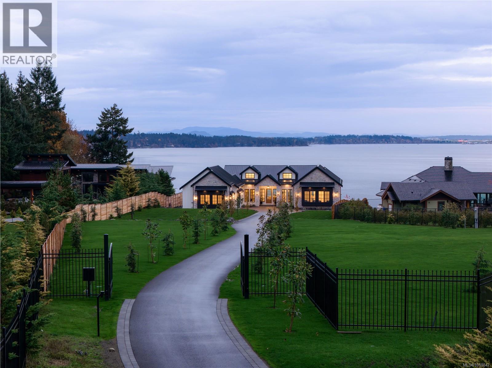  3080 Beachfront Crescent, Mill Bay