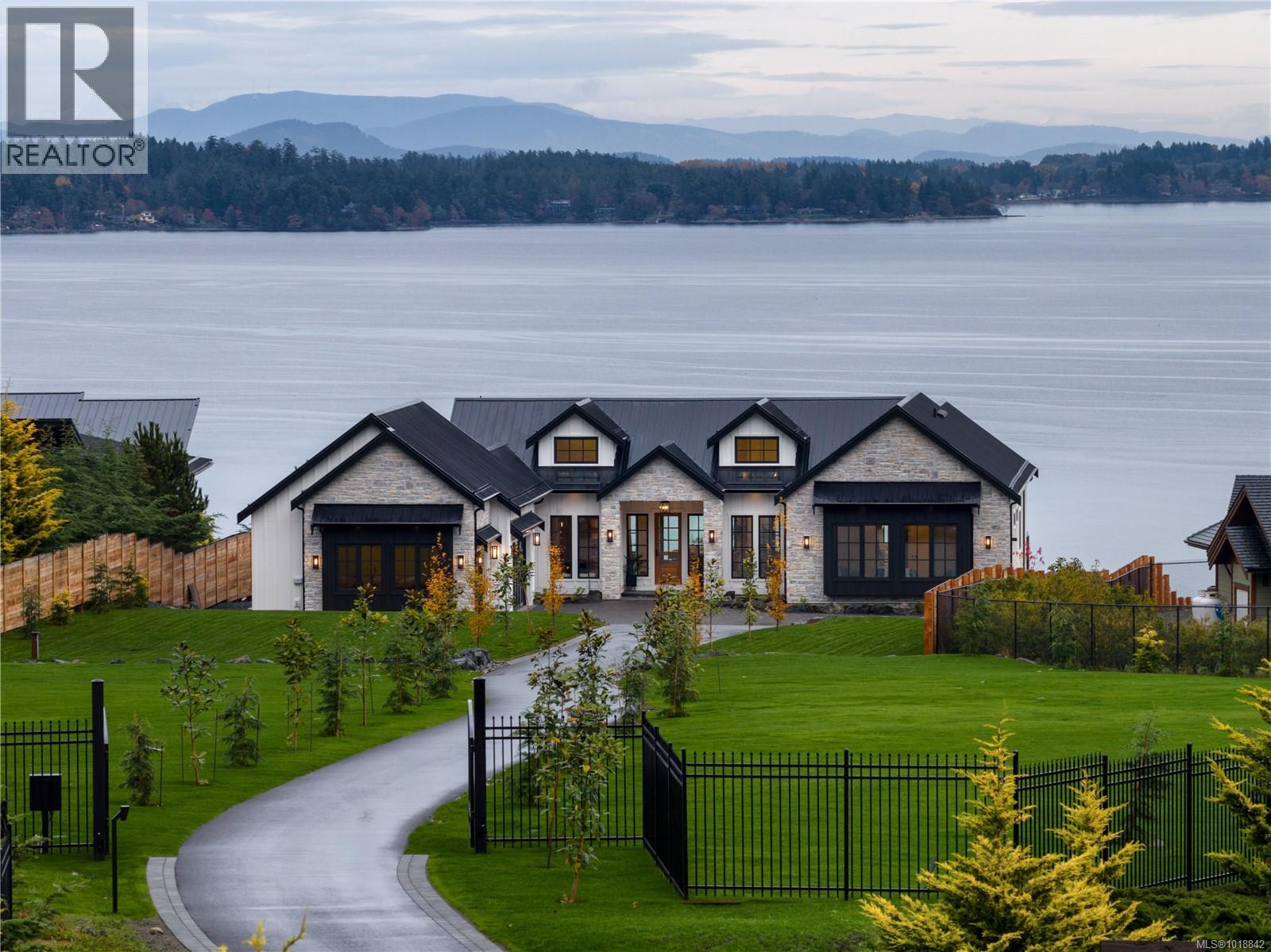  3080 Beachfront Crescent, Mill Bay