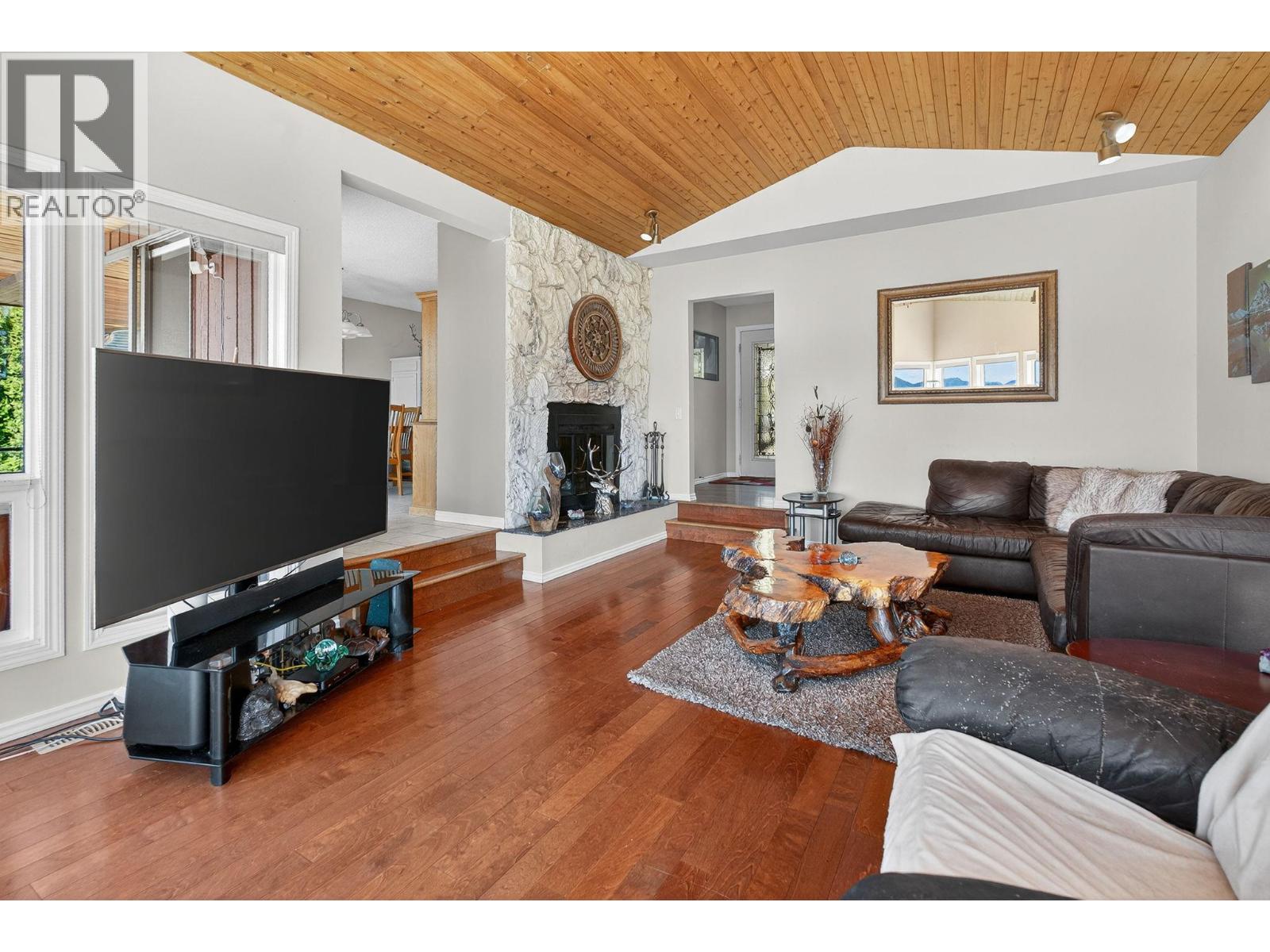  4105 3rd Avenue, Peachland