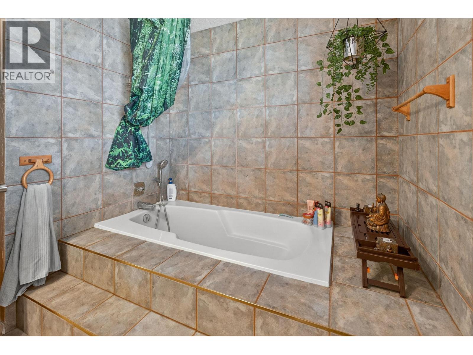  4105 3rd Avenue, Peachland