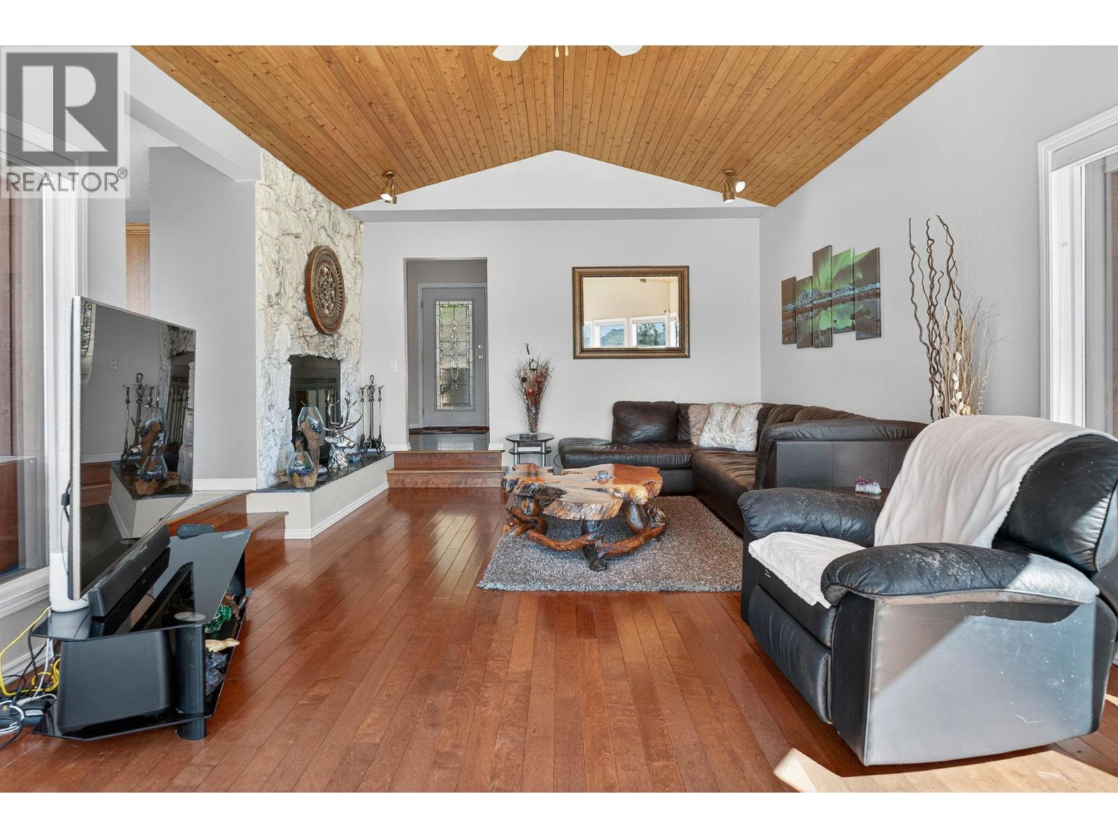  4105 3rd Avenue, Peachland