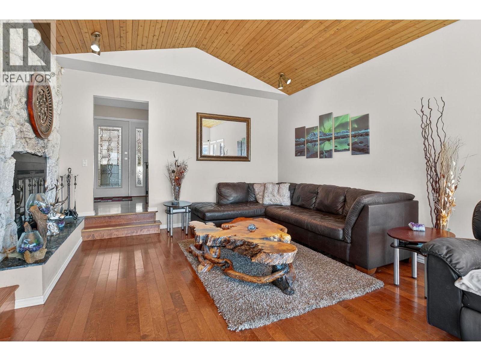  4105 3rd Avenue, Peachland