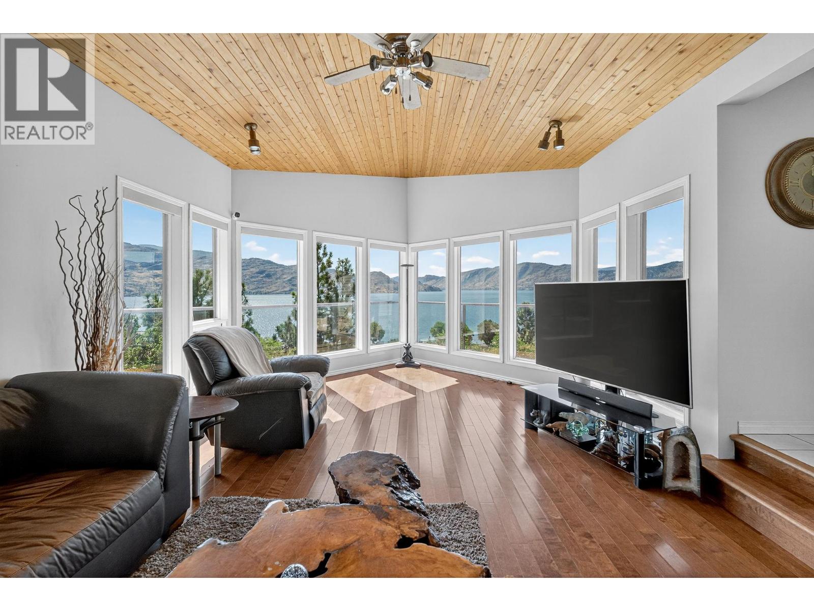  4105 3rd Avenue, Peachland