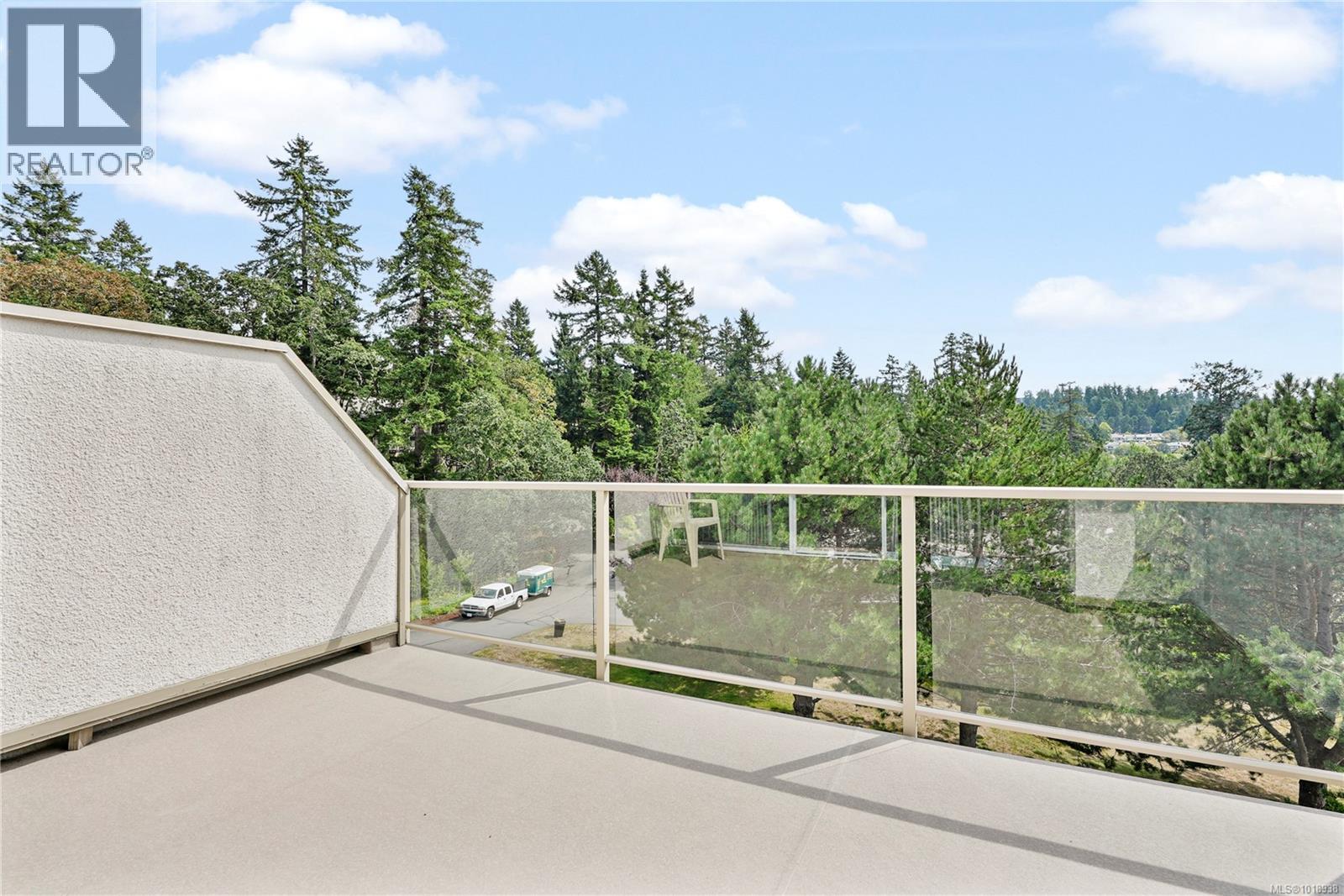 8 895 Royal Oak Ave, Saanich