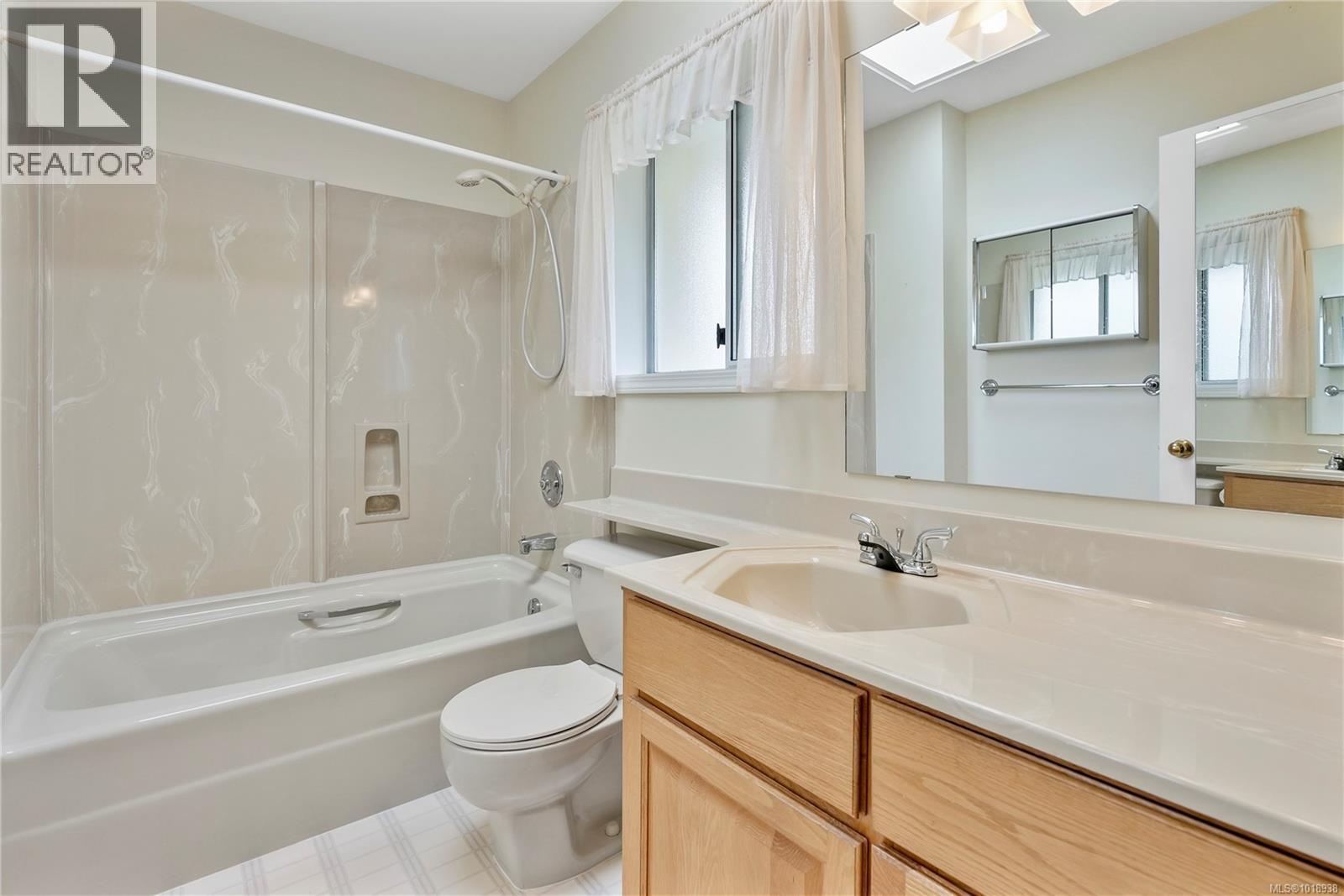 8 895 Royal Oak Ave, Saanich