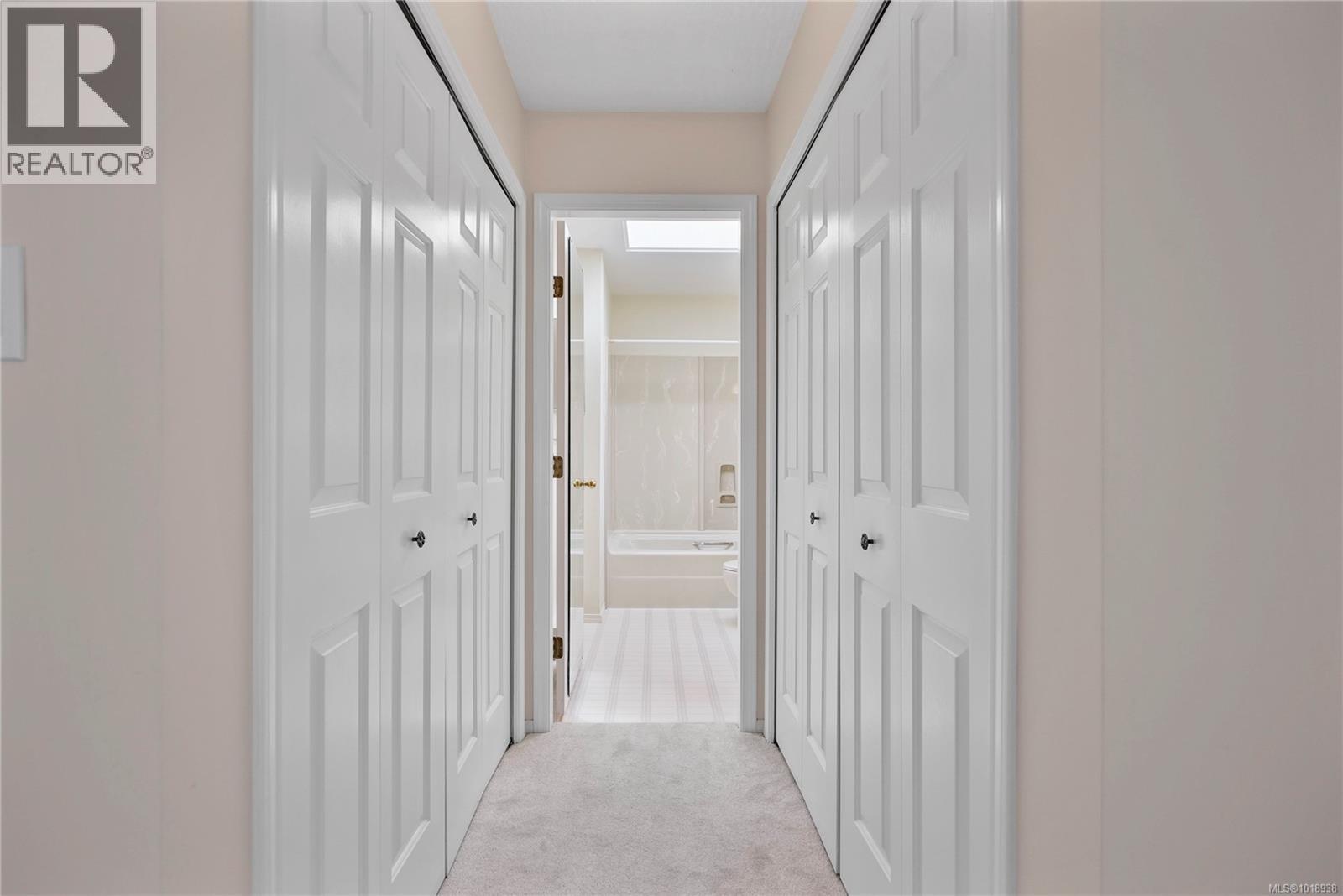 8 895 Royal Oak Ave, Saanich