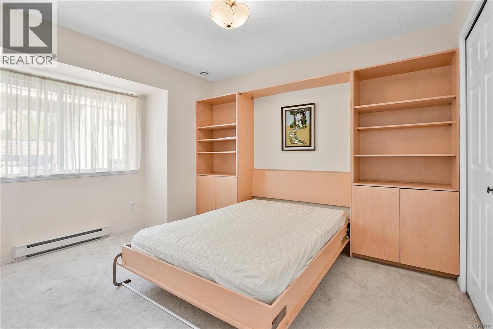 8 895 Royal Oak Ave, Saanich