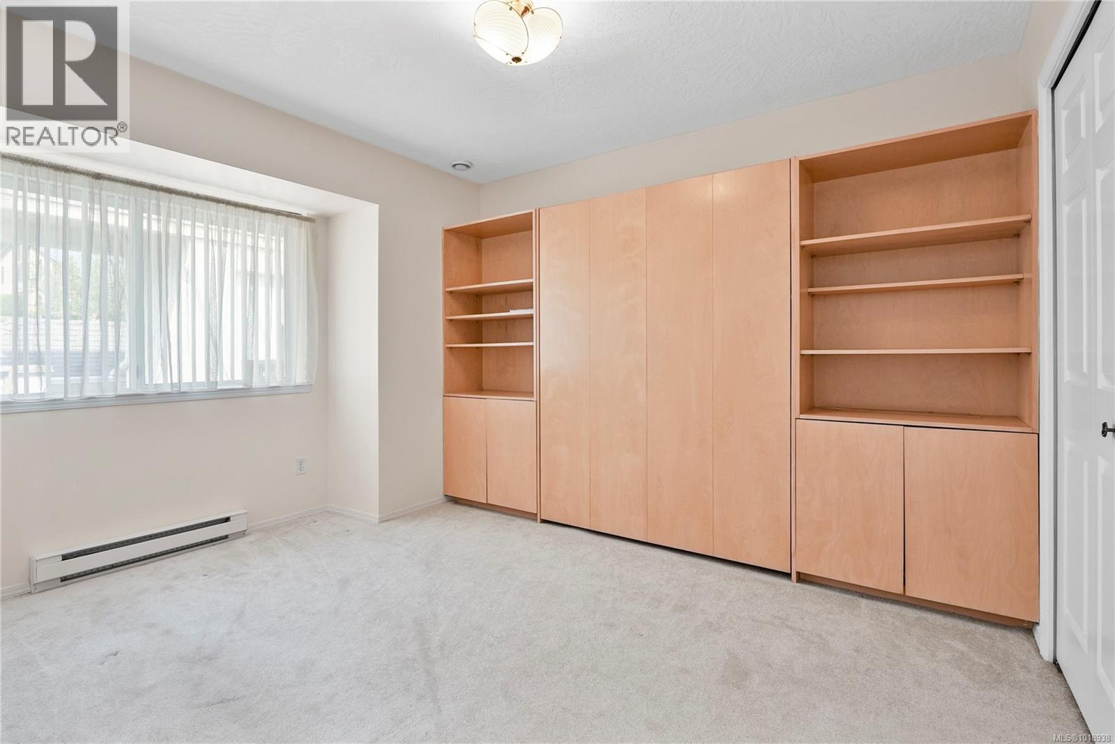 8 895 Royal Oak Ave, Saanich