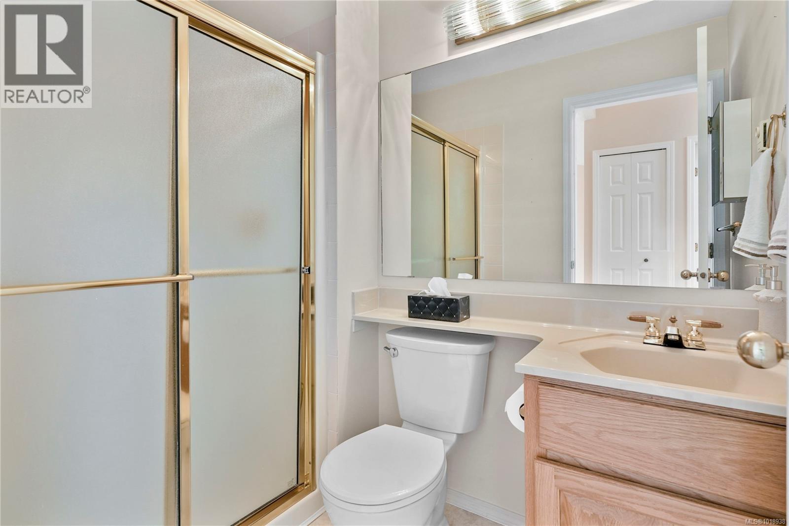 8 895 Royal Oak Ave, Saanich