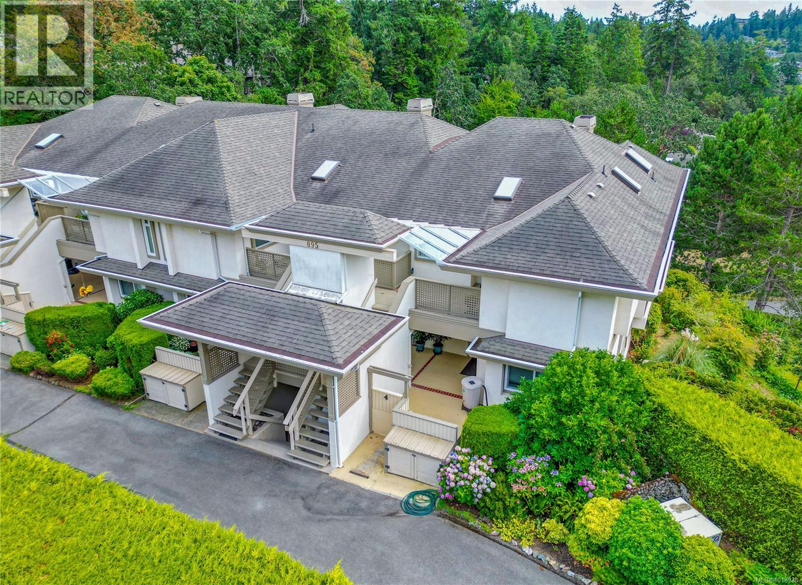 8 895 Royal Oak Ave, Saanich