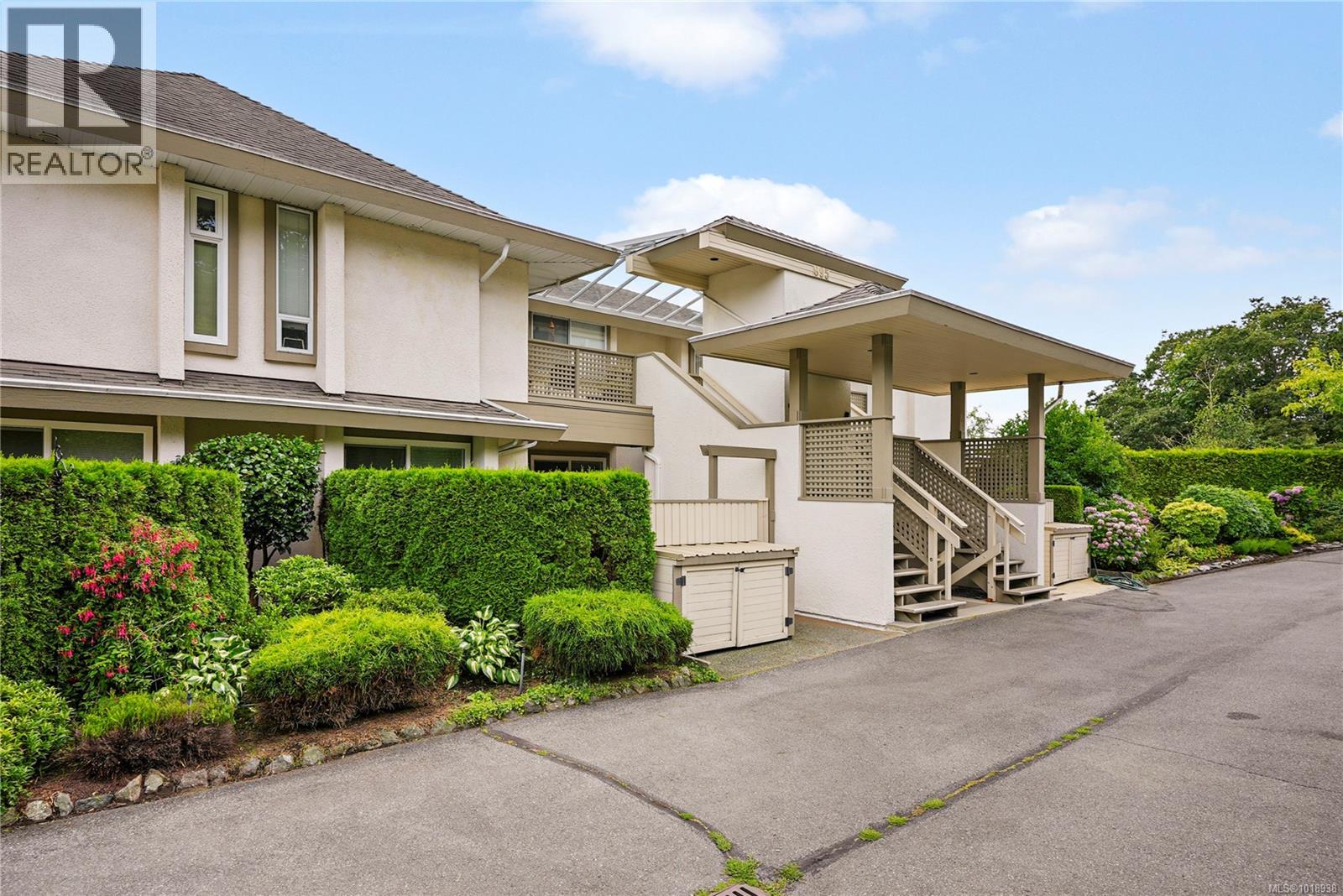 8 895 Royal Oak Ave, Saanich