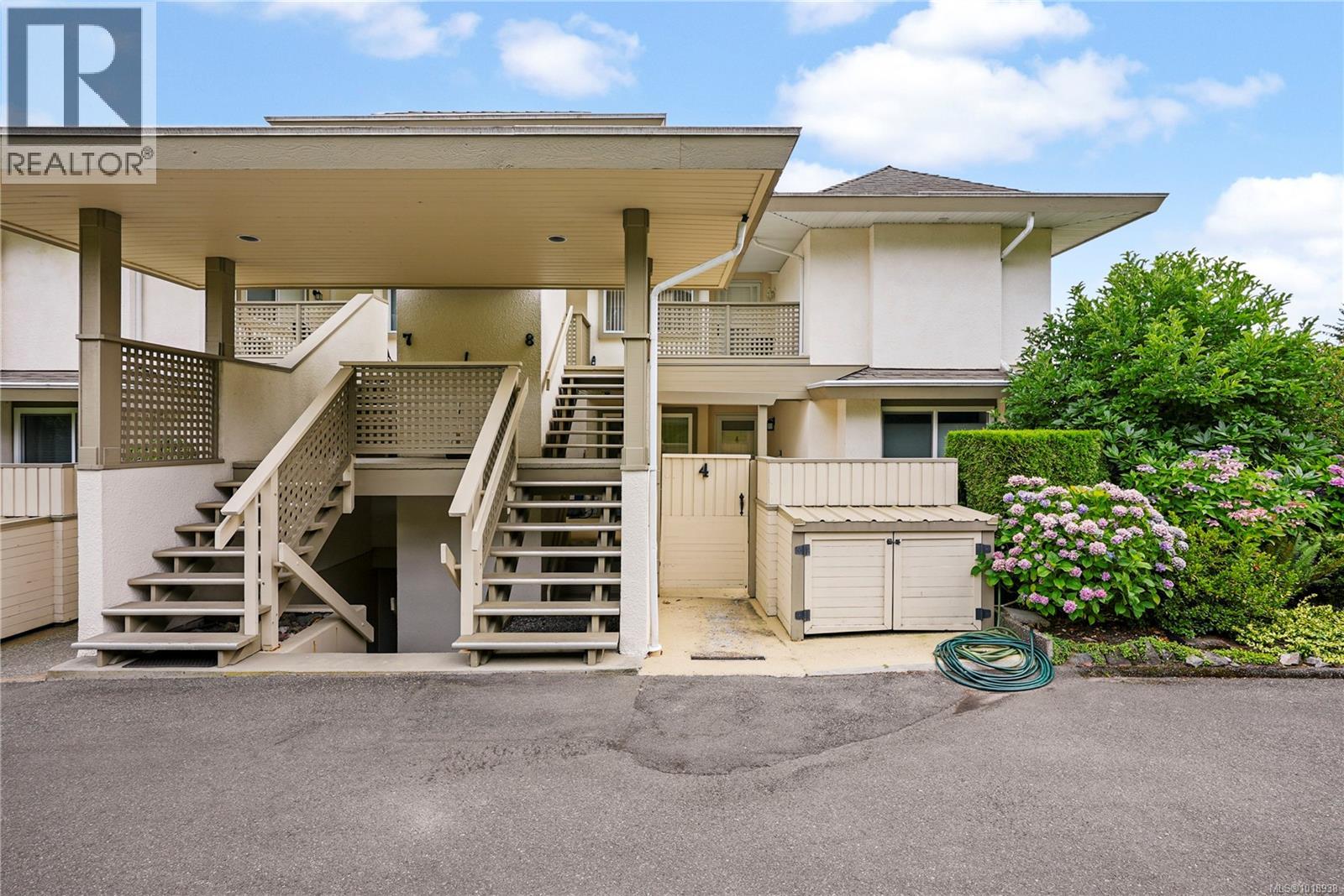 8 895 Royal Oak Ave, Saanich