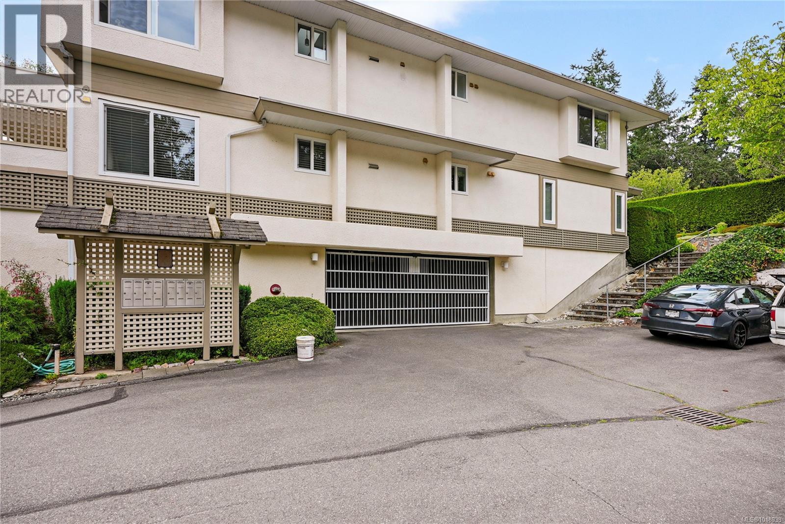 8 895 Royal Oak Ave, Saanich