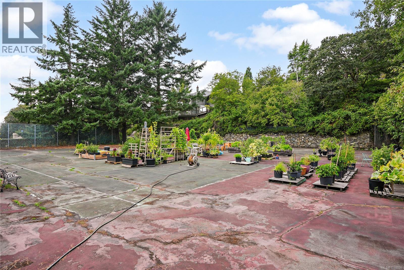 8 895 Royal Oak Ave, Saanich