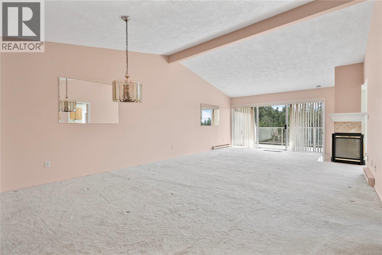 8 895 Royal Oak Ave, Saanich