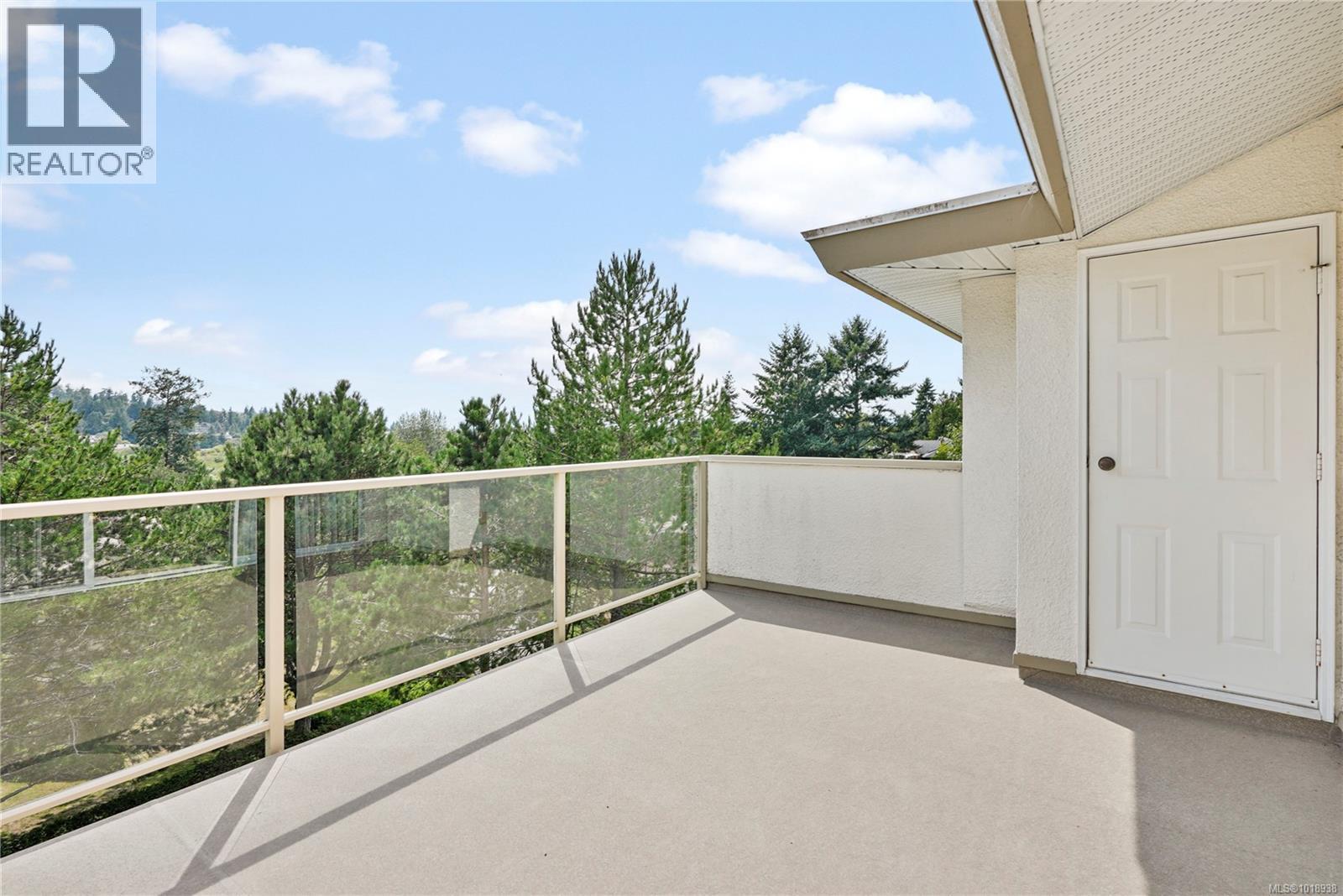 8 895 Royal Oak Ave, Saanich