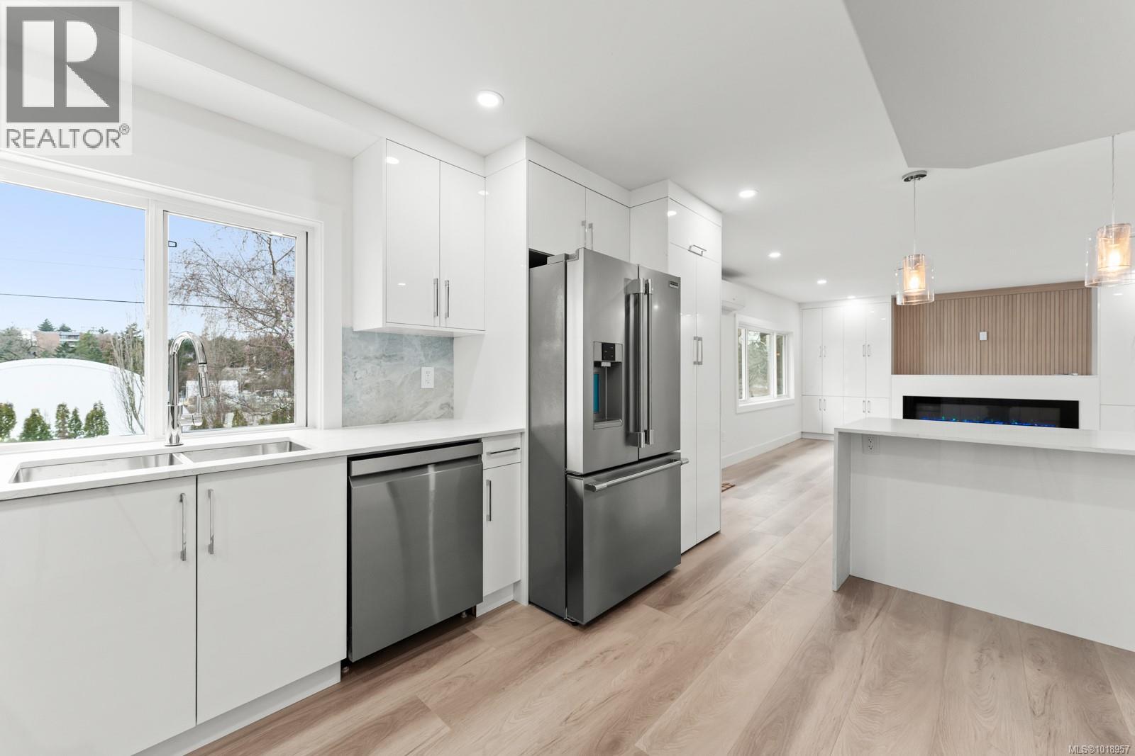  4037 Lakehill Place, Saanich