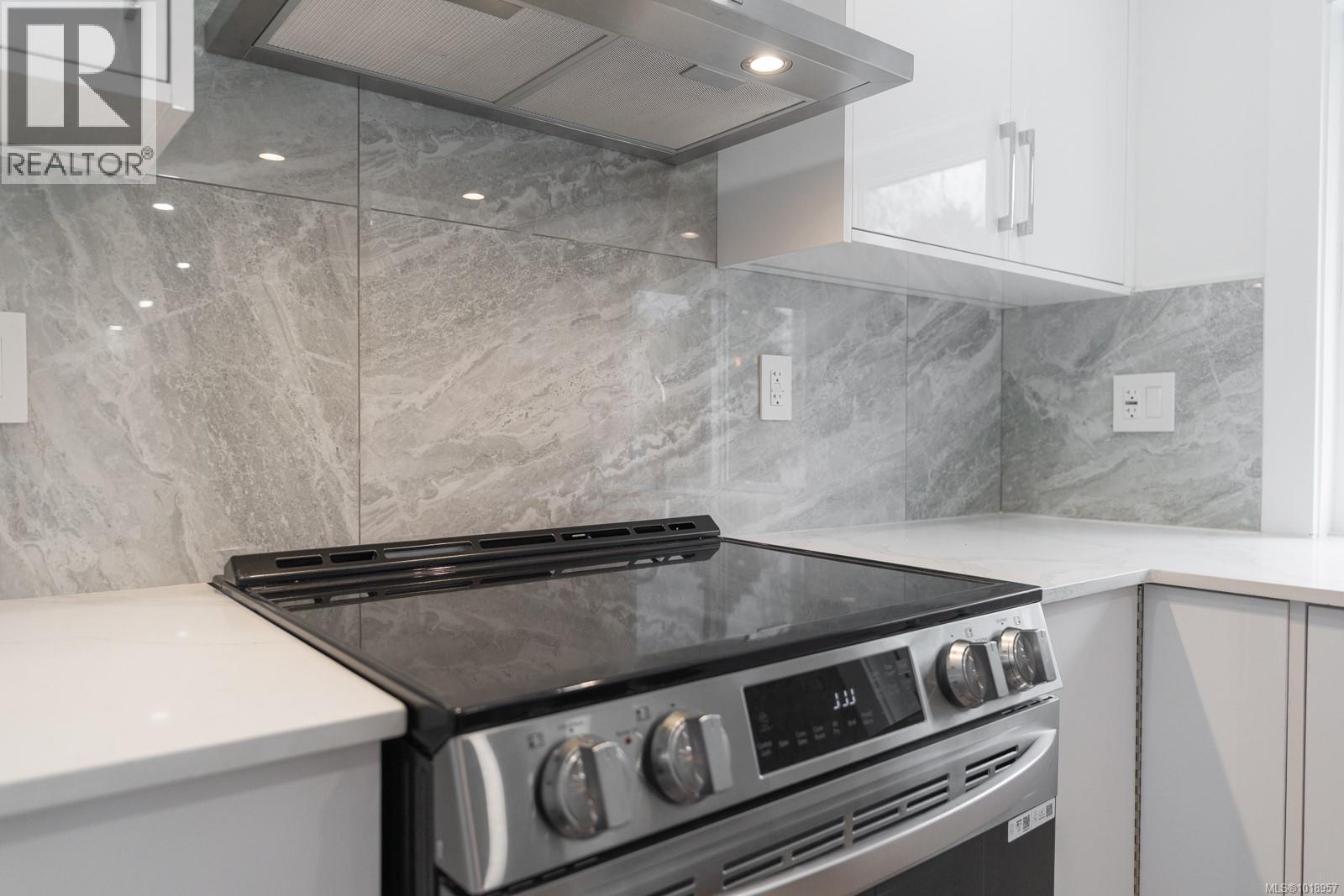  4037 Lakehill Place, Saanich