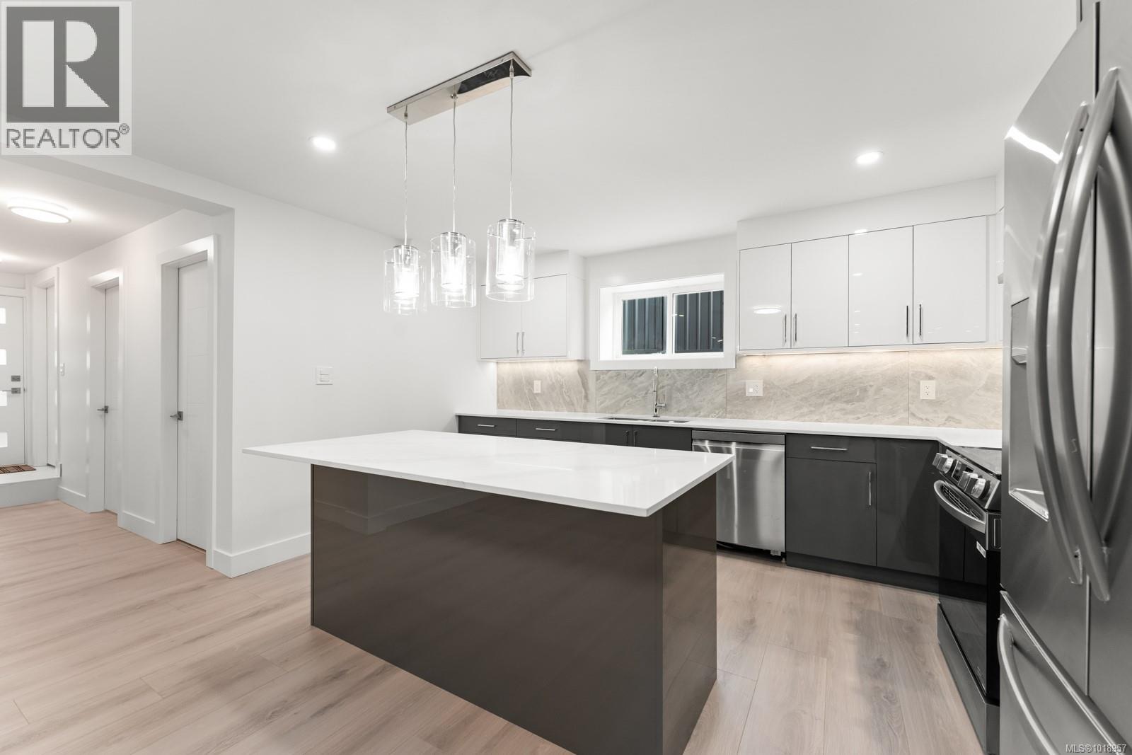  4037 Lakehill Place, Saanich