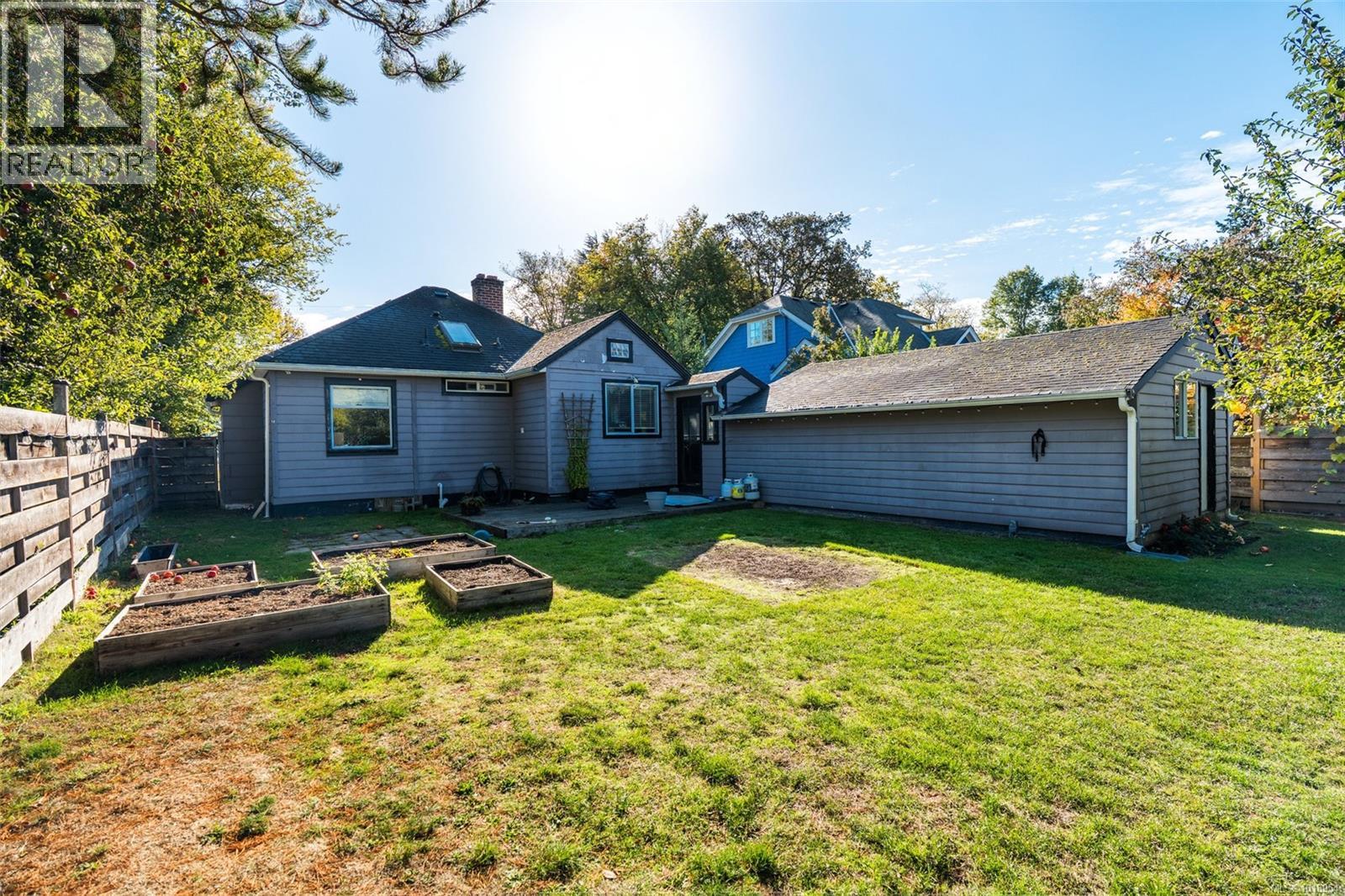  2926 Colquitz Avenue, Saanich