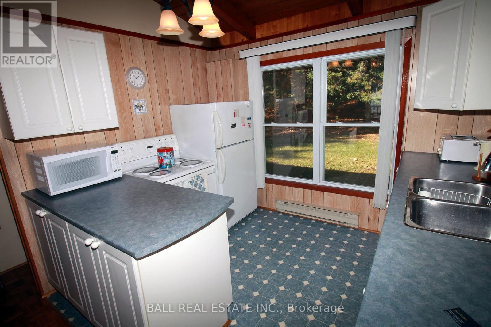 9 RUSSELL CRESCENT - 31