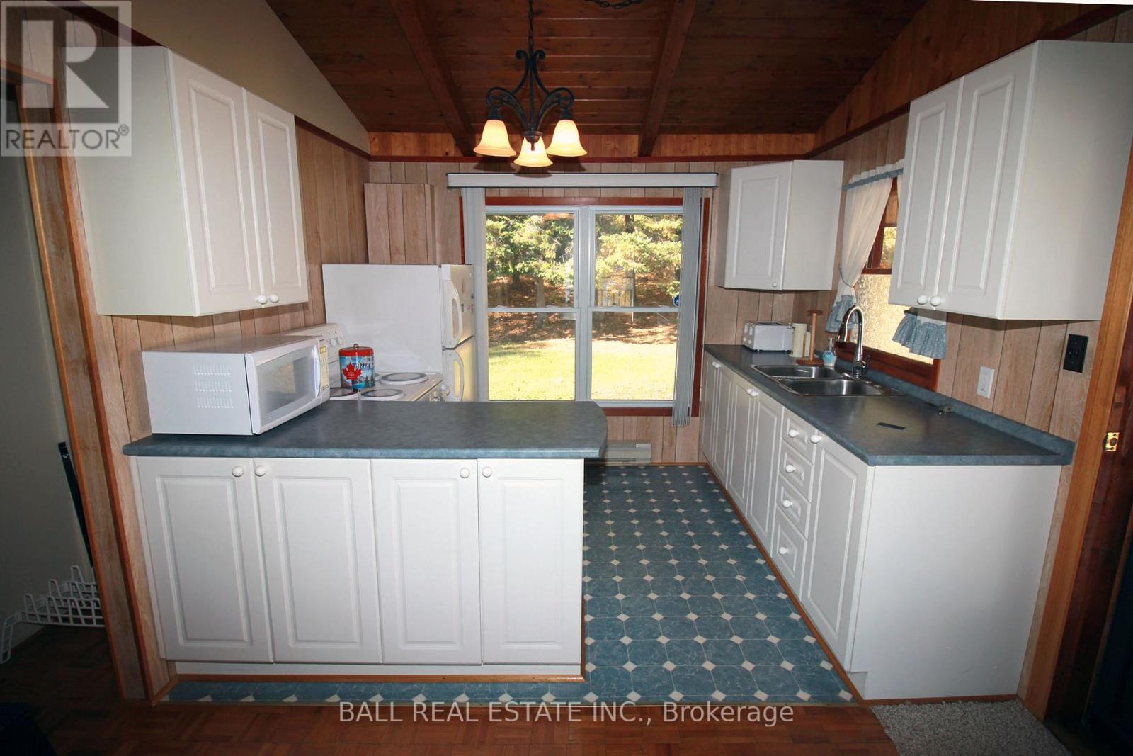 9 RUSSELL CRESCENT - 32