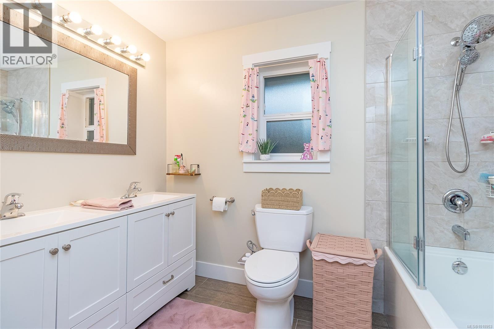 1597 Herd Rd, Duncan