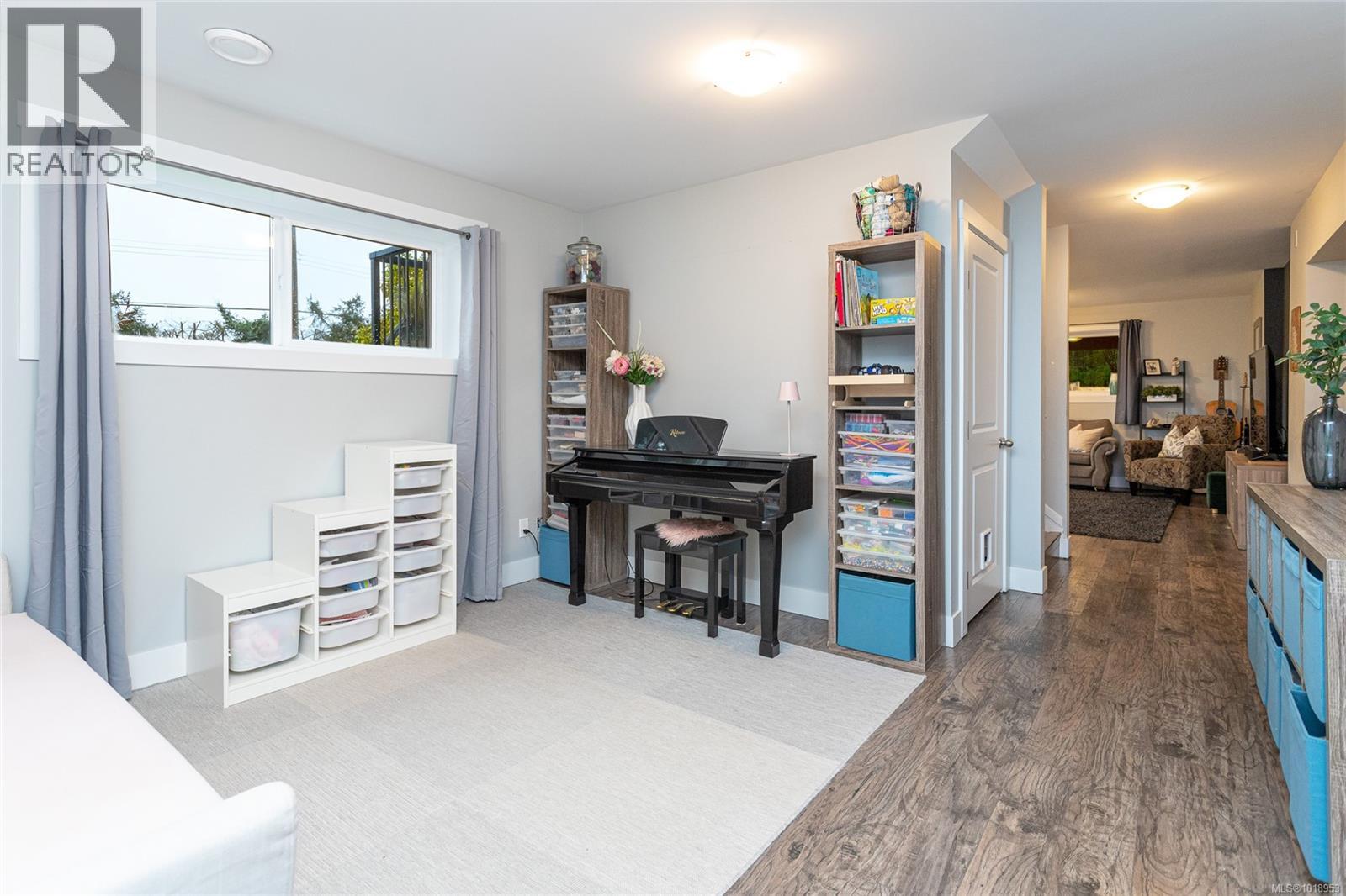 1597 Herd Rd, Duncan