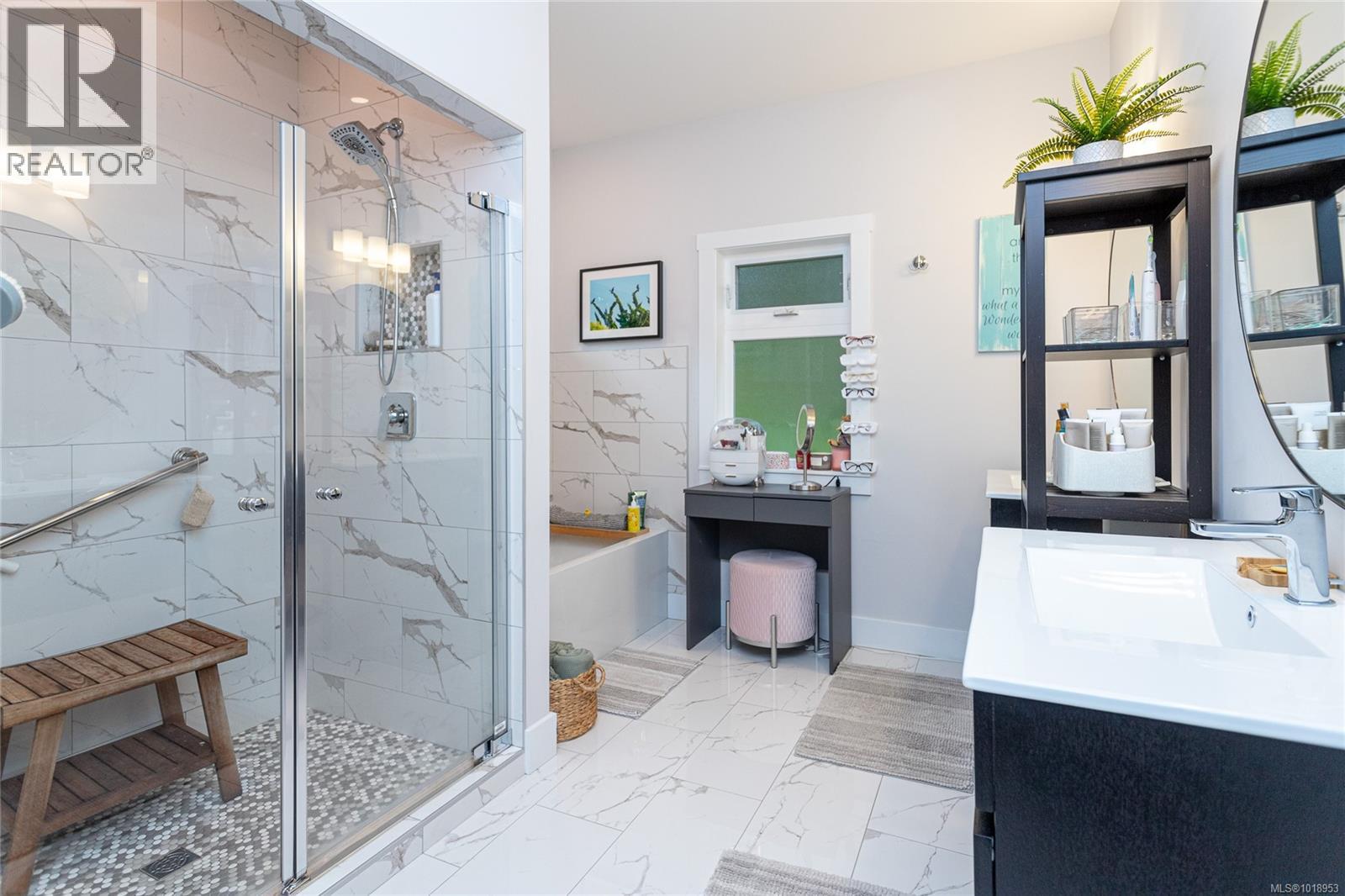 1597 Herd Rd, Duncan