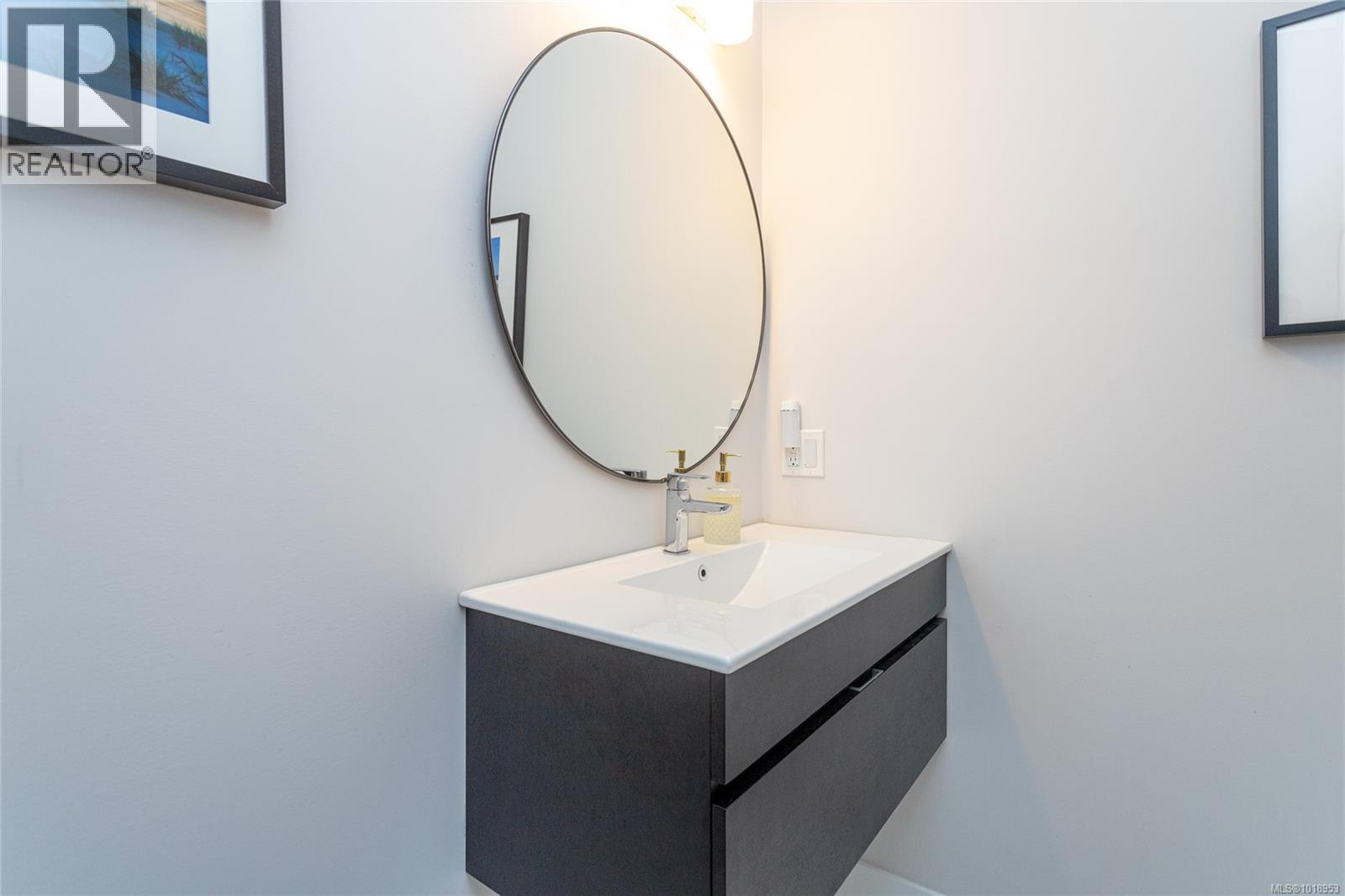 1597 Herd Rd, Duncan