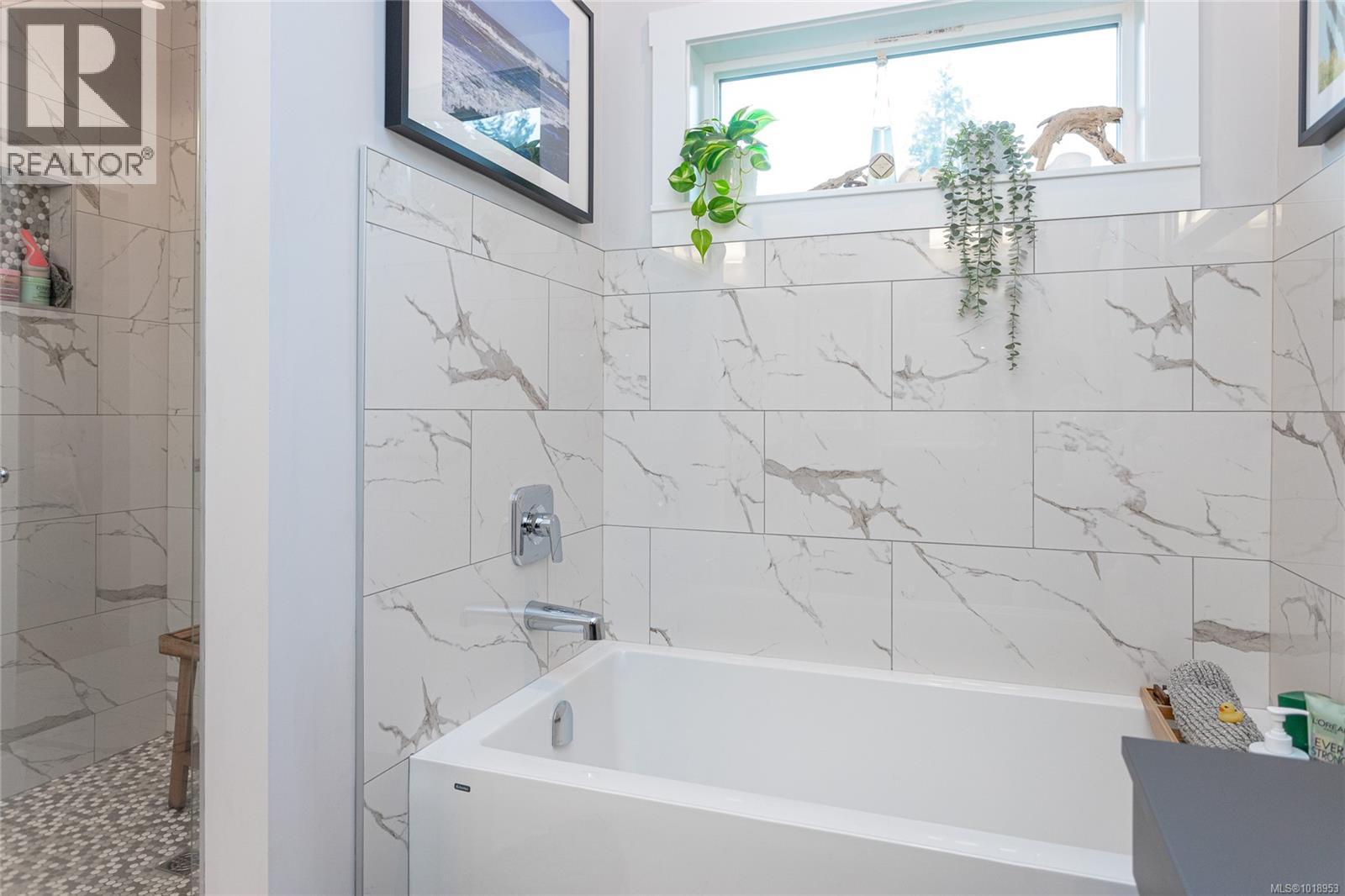 1597 Herd Rd, Duncan